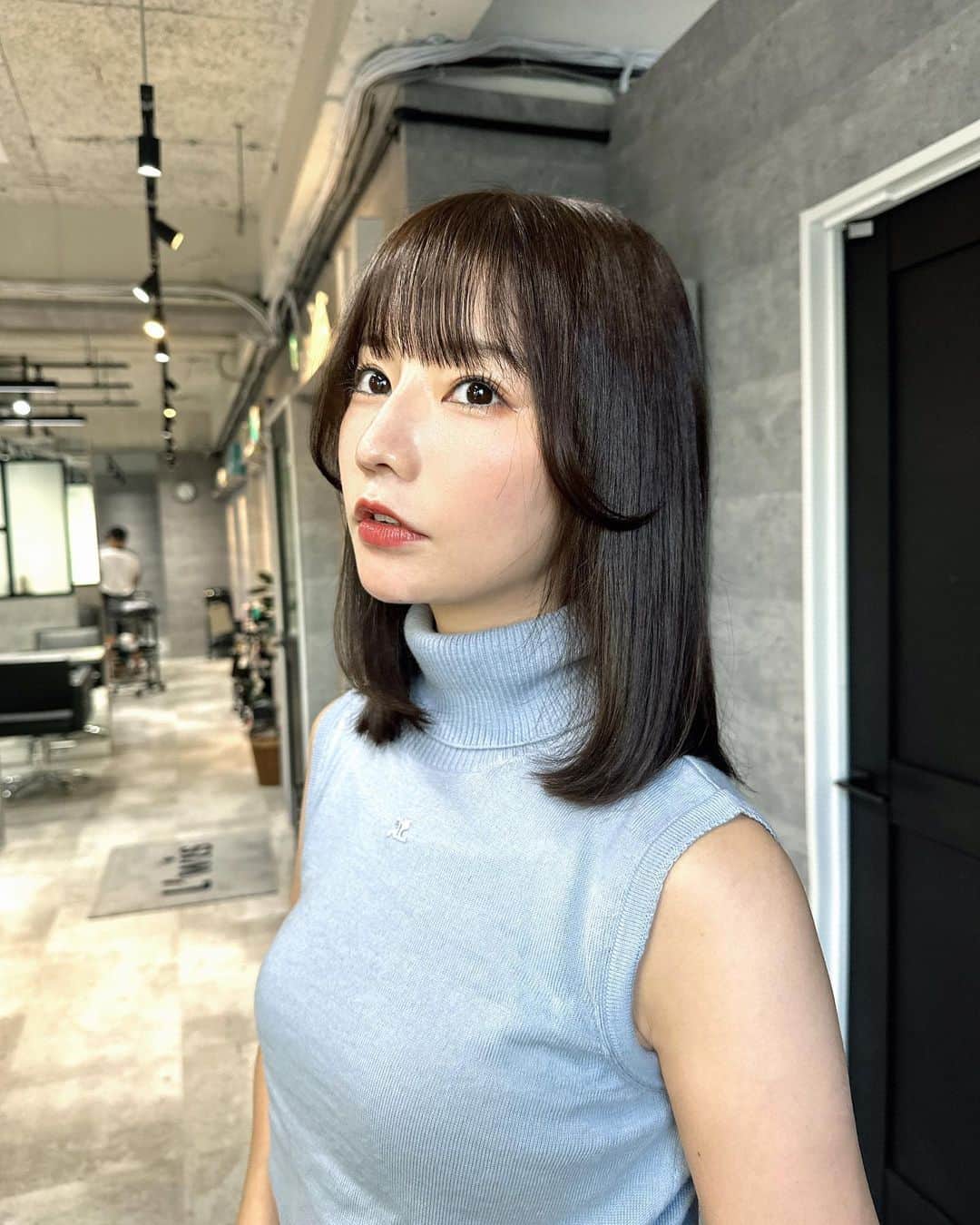 のインスタグラム：「髪を15cmくらい切りました✂️ (そしたらもっと切りたい欲がでてきたよ🫠)  #ミディアムヘア  #ミディアム」