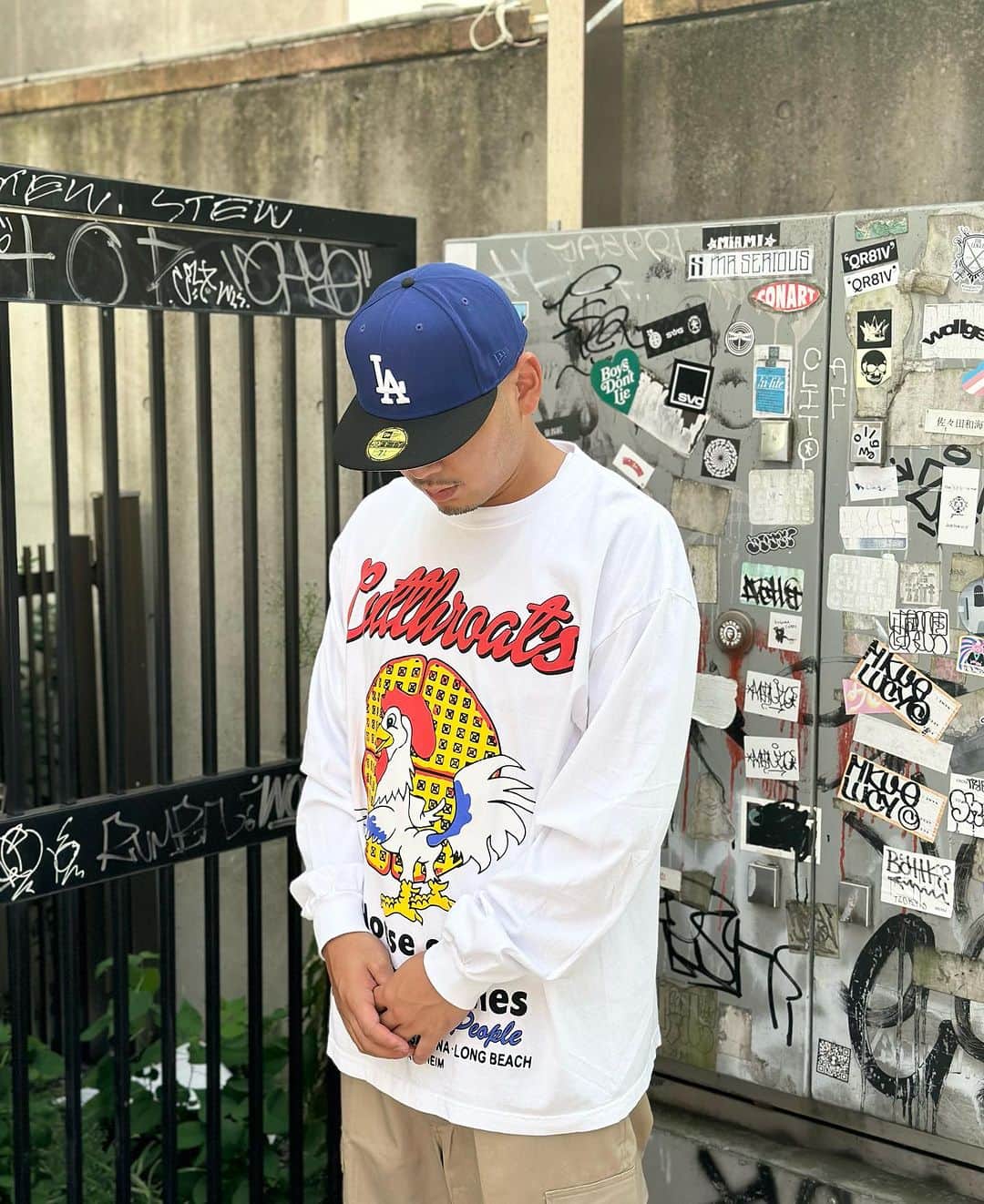 GROW AROUNDのインスタグラム：「#growaroundnewarrivals  CUTTHROAT GOOD FOOD FOR BAD PEOPLE LS TEE & CREW SWEAT LAのChicken&waffle名店RoscoesをサンプリングしたデザインでGOOD FOOD FOR BAD PEOPLEというメッセージが込められています。 LS TEEはBLACK,WHITEとCREW SWEATのGREY,WHITEの4型が入荷していて、CREW SWEATはヘビーオンスボディにサイドにポケットがついています。  Long beachを代表するアーティストJoey fattsの手掛けるオリジナルブランドCutthoat。8月4日にSHOPがグランドオープンしました。 国内未発売のExclusiveなアイテムになっています。」