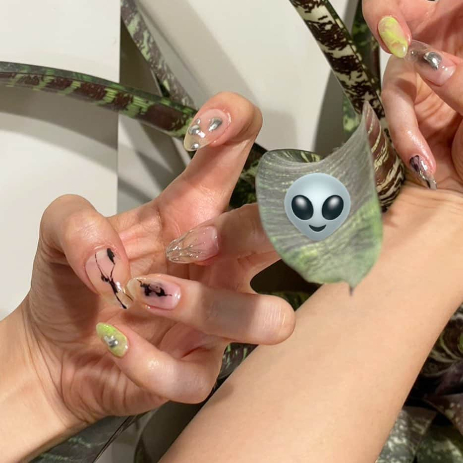 関根祥子のインスタグラム：「お題  ギャルの宇宙人👶  #mojonail #nail#nails」