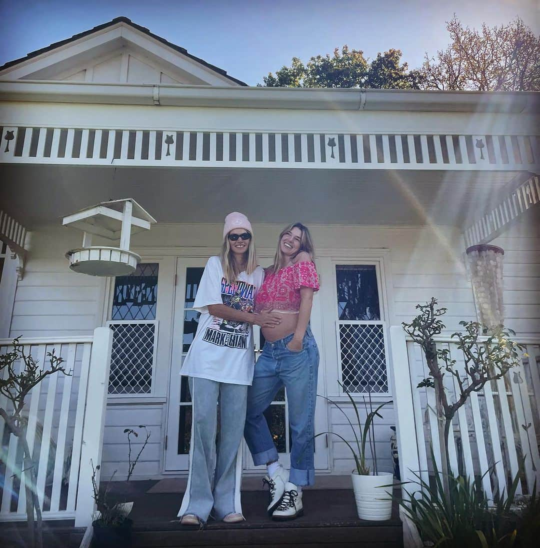 アシュリー・ハートのインスタグラム：「The most wonderful whirlwind trip @jesshart  The last 5 days have been richly layered, as life continues to imbue. So grateful to be able to do it all alongside you. 🤍    📸 'Home' in Croydon Victoria 🏡 🇦🇺」