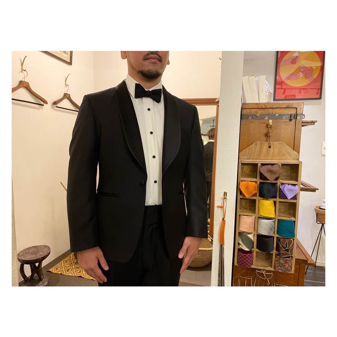 life_style_orderのインスタグラム：「< black × tuxedo >  カマーバンド無しのフォーマルなブラックタキシードスタイル。  スタッズの代わりにシャツのボタンを黒で合わせています。  鍛えた身体にスマートなシルエットの仕上がりです。  ※9/4(月)定休日となります  小物はオンラインショップにて📱 LSOMARKET >>> https://shop.lifestyleorder.com  ------------------------- 11:00-19:00 月曜・木曜定休日 完全予 ※HPのコンタクトフォームよりお願いします -----------------------------------------  #lifestyleorder #ライフスタイルオーダー #ウェディングスーツ #成人式スーツ #プレ花嫁 #新郎衣装 #タキシード #フォトウェディング #ウェディングフォト #オーダータキシード #2023秋婚 #2023冬婚 #2024春婚 #スーツスタイル #ジャケットスタイル #コートスタイル #オーダースーツ白金台 #蝶ネクタイ #ボウタイ」