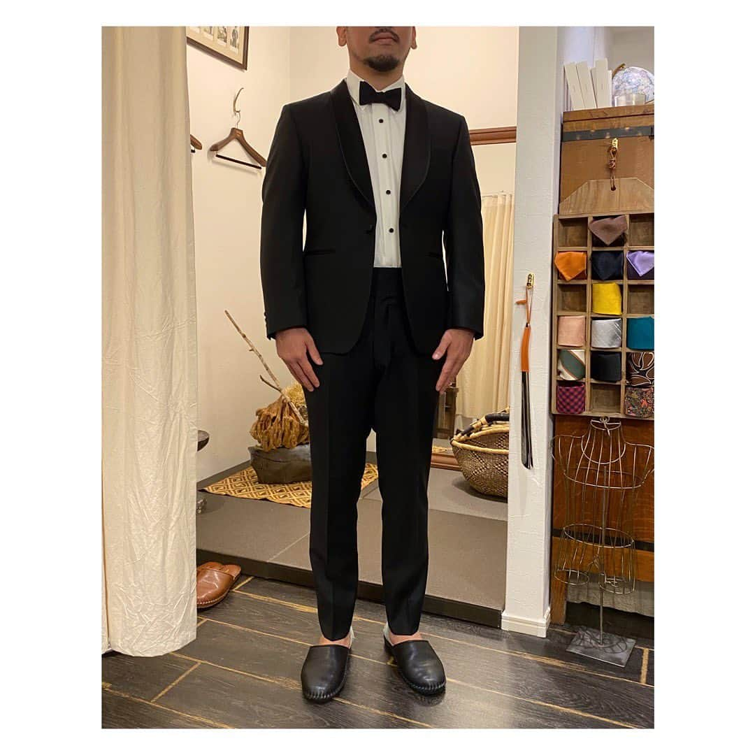 life_style_orderさんのインスタグラム写真 - (life_style_orderInstagram)「< black × tuxedo >  カマーバンド無しのフォーマルなブラックタキシードスタイル。  スタッズの代わりにシャツのボタンを黒で合わせています。  鍛えた身体にスマートなシルエットの仕上がりです。  ※9/4(月)定休日となります  小物はオンラインショップにて📱 LSOMARKET >>> https://shop.lifestyleorder.com  ------------------------- 11:00-19:00 月曜・木曜定休日 完全予 ※HPのコンタクトフォームよりお願いします -----------------------------------------  #lifestyleorder #ライフスタイルオーダー #ウェディングスーツ #成人式スーツ #プレ花嫁 #新郎衣装 #タキシード #フォトウェディング #ウェディングフォト #オーダータキシード #2023秋婚 #2023冬婚 #2024春婚 #スーツスタイル #ジャケットスタイル #コートスタイル #オーダースーツ白金台 #蝶ネクタイ #ボウタイ」9月3日 20時02分 - life_style_order