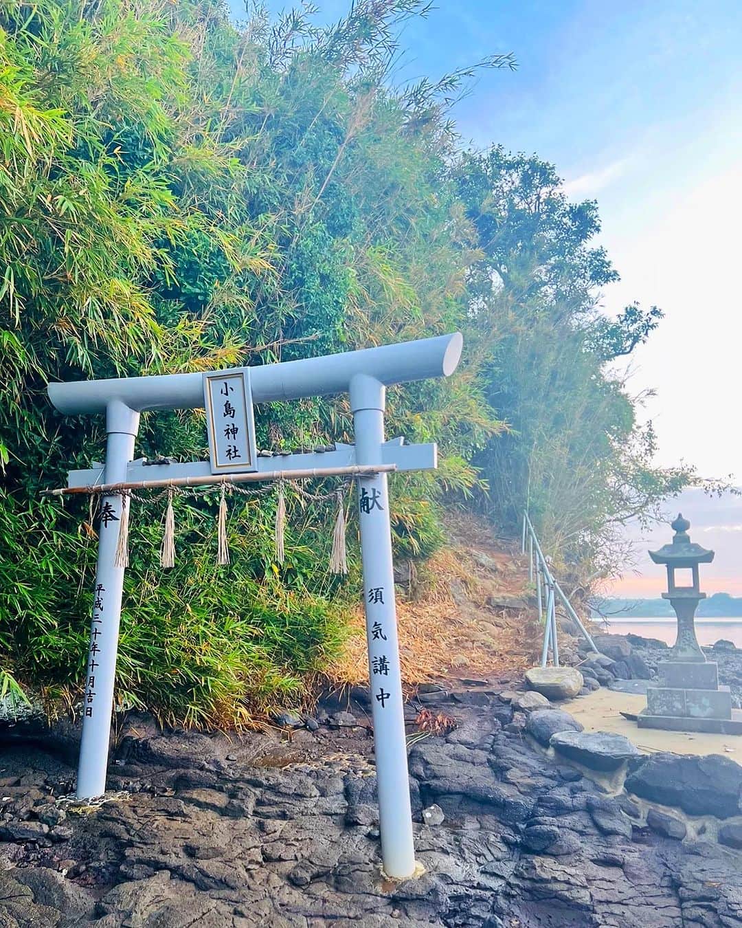 Atsushiさんのインスタグラム写真 - (AtsushiInstagram)「. . 普段は海に浮かぶ、壱岐島のモンサンミッシェルと 呼ばれる小島神社に参拝へ。 大潮の干潮前後だけ、海の水が引いて 約150mの参道が現れます。  去年は行けなかったので、今回は干潮の時間に合わせて、 朝4時起きで行ってまいりました！  全てが本当に神秘的な雰囲気で。 鳥居をくぐると、島全体がご神域に。 ぐるっと島の反対側にある階段で、 頂上まで行くと社があります。 縁結びや恋愛成就などの御利益があるそうです💓  Visited Kojima Shrine, known as Mont Saint Michel on Iki Island, which usually floats on the sea.  Only around low tide, when the sea water recedes,  a 150m long approach to the shrine appears.  So I woke up at 4 a.m. to go in time for low tide! This shrine was majestic and breathtakingly beautiful.  #小島神社　#壱岐島 #去年サロンメンバーの方がお友達女子三人で参拝後全員に彼氏が出来たとサロンで話題になりました！ #恋愛成就 #kojimashrine #ikiisland」9月3日 19時58分 - atsushi_416