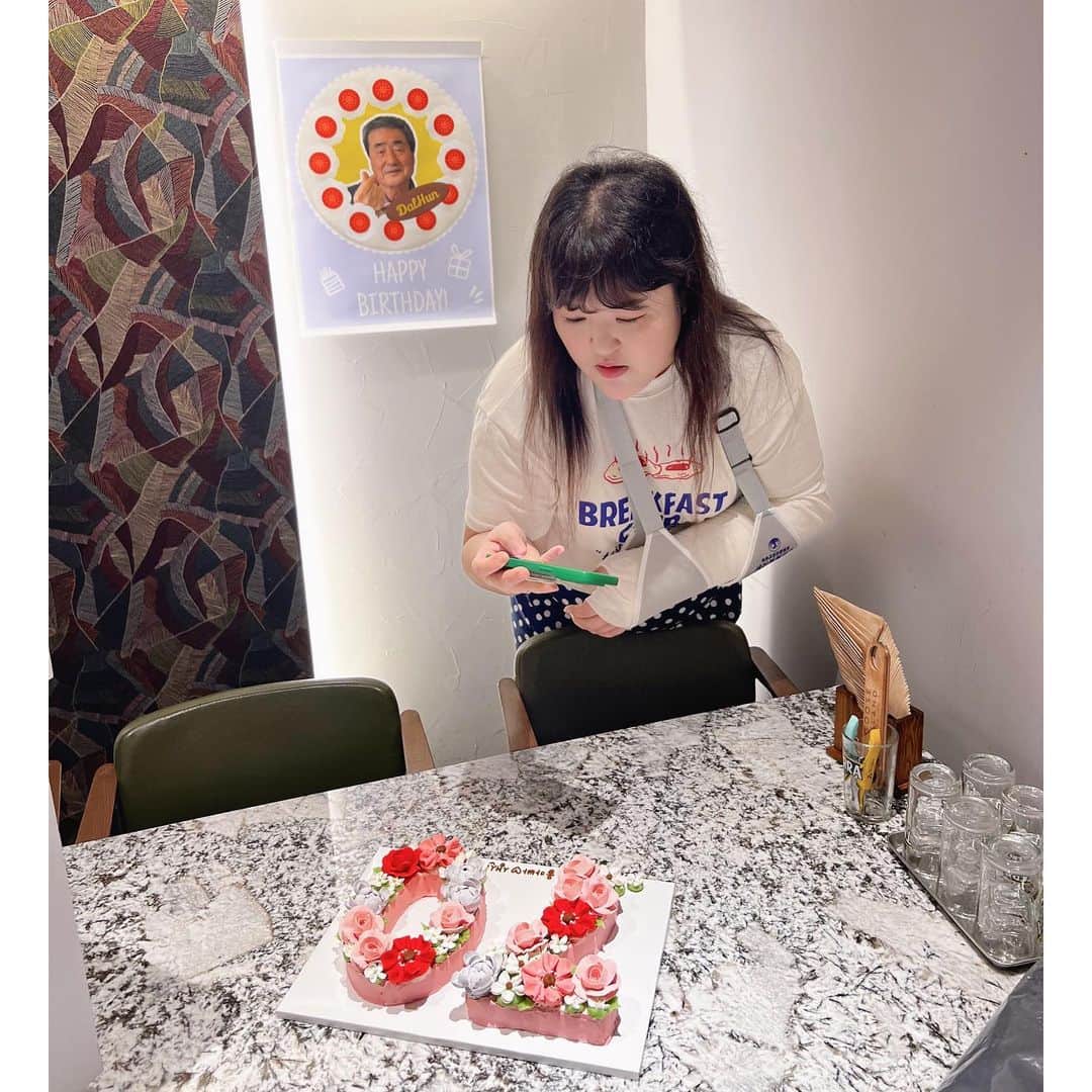 のインスタグラム：「#칠순잔치  이벤트 준비는 너무힘들당😅그것도 오른손으로... #떡케이크 @mymate_cake  #소울한우 #소울한우마포 @soulfnb_beef  너무 맛있고 친절해서 행복한 가족식사를 했어요♥️ 또 갈게요🖐🏻 칠순잔치 #내돈내산」