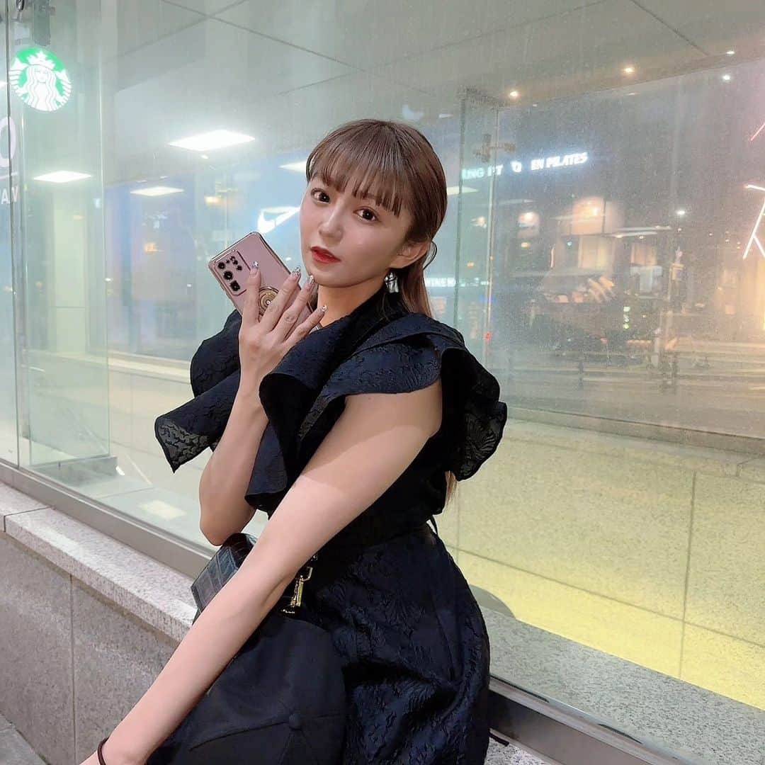 星名美怜さんのインスタグラム写真 - (星名美怜Instagram)「🖤🖤🖤 . 韓国で友達が撮ってくれた写真でてきたー  1ミリも韓国感ないけどね笑  そろそろ行きたいぞ。⁡ ⁡⁡ ⁡みんなメガ割何買った？ .⁡ ⁡ #mireinsta #星名美怜  #思い出写真 #韓国」9月3日 19時59分 - hoshina_mirei_official