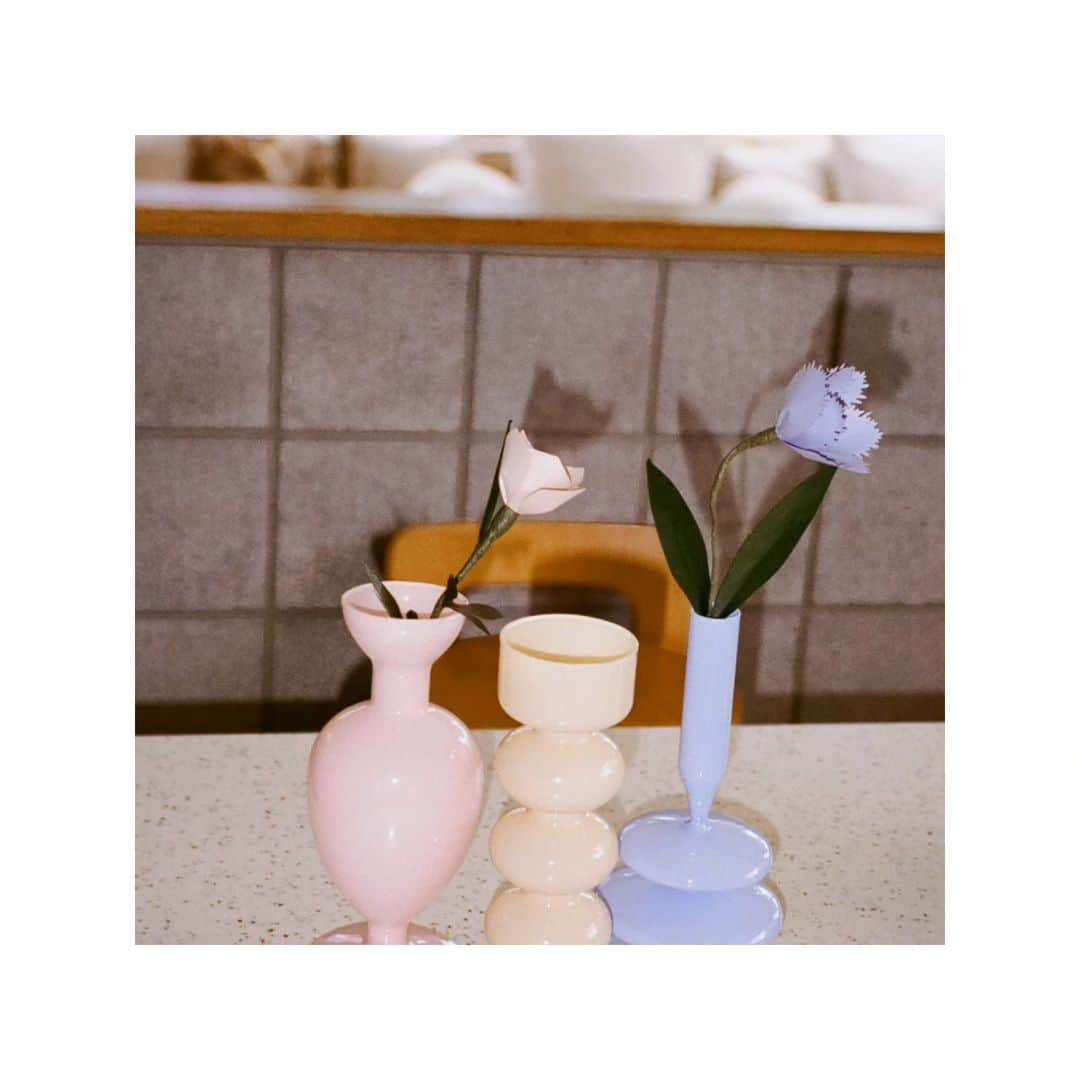 オーバーライドのインスタグラム：「【 Collection Theme 】  for all Girls —すべての女の子に—  頑張り屋さんで不器用な女の子たちが 身にまとうだけでパワーを貰える そんな帽子をお届けします。  ==================================  プロフィール→2023 Autumn&Winter Collectionから ぜひご覧くださいませ💐  @kaorinomori_official @kaorinomori_snap  #kaorinomori#hatstyling#カオリノモリ#ハット#帽子ブランド#帽子屋#帽子屋さん#帽子専門店#帽子女子#コレクション」