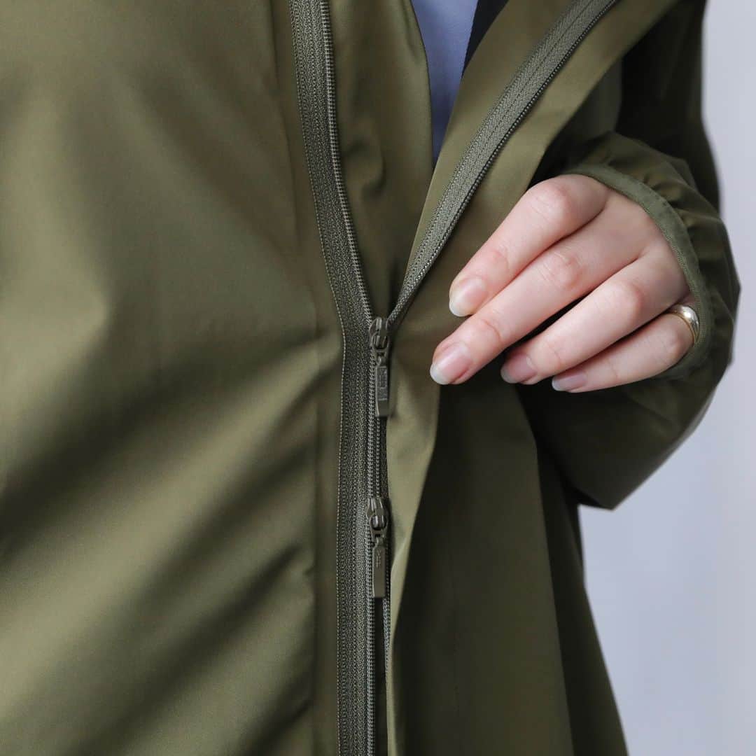 Factelier(ファクトリエ)さんのインスタグラム写真 - (Factelier(ファクトリエ)Instagram)「【完全防水が備わった、晴雨兼用コート】  まるでラグジュアリーブランドのコートのような上質な雰囲気なのに、「完全防水で蒸れにくい」。というのがこのコート1番の魅力。  「雨の日用のコートが欲しいけど、そのためだけの服を買うのはもったいない…」という理由で雨用コートの購入を躊躇されている方も多いのではないでしょうか。  そんな方にはもってこい！  晴れでも、雨でも、さらには嵐の日でさえ...!いつでも着られるのがこの「超高密度ナイロンのウォータープルーフコート」です。  <特徴>  ■“ゲリラ豪雨”でも安心。 　登山でも使えるレベルの「完全防水」  ■防風しながら湿度は逃す！ 　蒸れずに快適な着心地  ■”いざ”という時に身を守る。 　随所に施された本格仕様  ■びっくりするほど軽い！ 　トレンチコートの3分の1の重さ  ■カジュアルにも、フェミニンにも。 　レインウエアとは思えない洒落感  ■旅行や持ち歩きにも便利なポーチ付き  ▶︎超高密度ナイロンのウォータープルーフコート color：ブラック、カーキ、ベージュ size：S-M/M-L/L-LL price：¥36,300  ---------- 語れるもので日々を豊かに  ファクトリエはメイドインジャパンの工場直結ファッションブランドです。 職人の情熱と最高の技術がつまった、人に語りたくなるものを長く大切に使ってもらいたい、そんな想いと共に語れる本物をお届けします。  ▽公式サイトはプロフィールのURLから @factelier  #ファクトリエ #factelier #カジレーネ #メイドインジャパン #日本製 #ベーシック #良いものを長く #クラフトマンシップ #語れるもので日々を豊かに #レインウエア #晴雨兼用 #晴雨兼用コート #パッカブルコート #耐水圧20000mm #透湿性 #おしゃれレインコート #完全防水 #完全防水透湿素材」9月3日 20時00分 - factelier