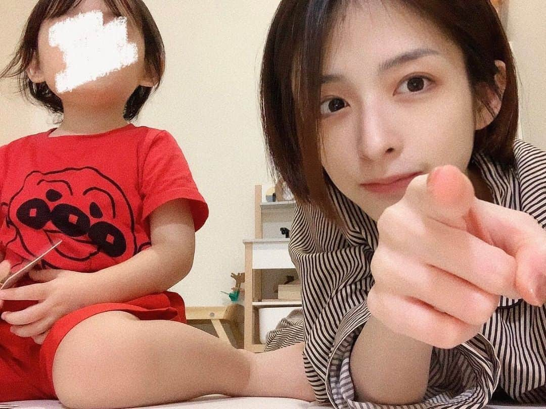 山田みみさんのインスタグラム写真 - (山田みみInstagram)「. ⁡ 最初の2.3枚ノリッノリで ピースとかしてくれるんだけど ⁡ そのピースに「キャ〜‼️カッワイ〜‼️」 って騒いでる母は当たり前に盛れず ⁡ 「ちょ、母キメるからもっかいもっかい！」 とかやってるうちに飽きてスンって塩対応 ⁡ ごめんて…でも可愛いんだもん… 親指と人差し指のピース… ⁡ ⁡ 写真は「カメラ！ここ！見て！お嬢〜〜〜！」 ってやってる母とおすましお嬢です ⁡ いつか2人でピースしたい(夢) ⁡ ⁡ ⁡ ⁡ ⁡ ⁡ ⁡ #女の子ベビー #女の子ママ #babygirl #令和3年ベビー #新米ママ #ズボラママ #赤ちゃんのいる生活 #赤ちゃんのいる暮らし #ベビスタグラム #ママスタグラム #2歳 #子育て #親バカ部 #2021年4月出産 #公式たまひよグラマー #イヤイヤ期 #恐竜好き」9月3日 20時00分 - mm_970710