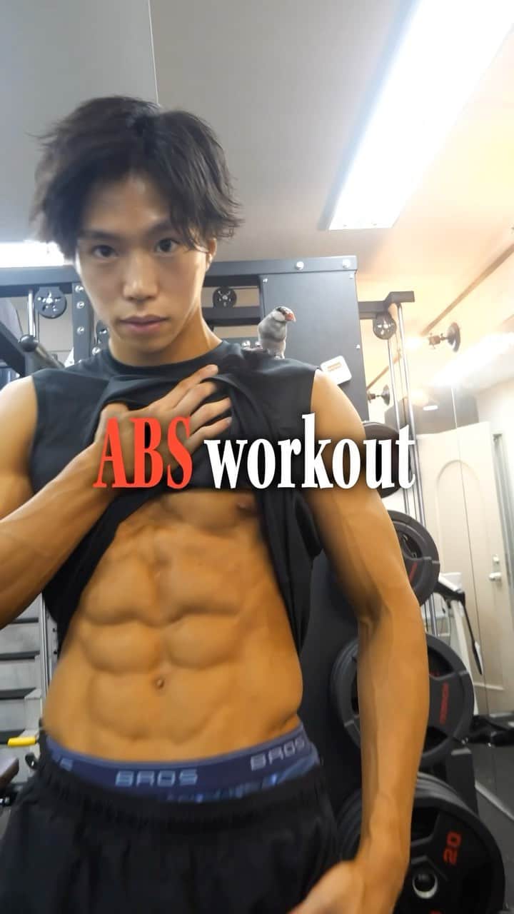 梶原颯のインスタグラム：「ABS workout💪🔥　　　　withおぴよ  #筋肉　#腹筋　#abs #absworkout  #abstraction  #bodymake  #文鳥 #筋トレ　#fitness」