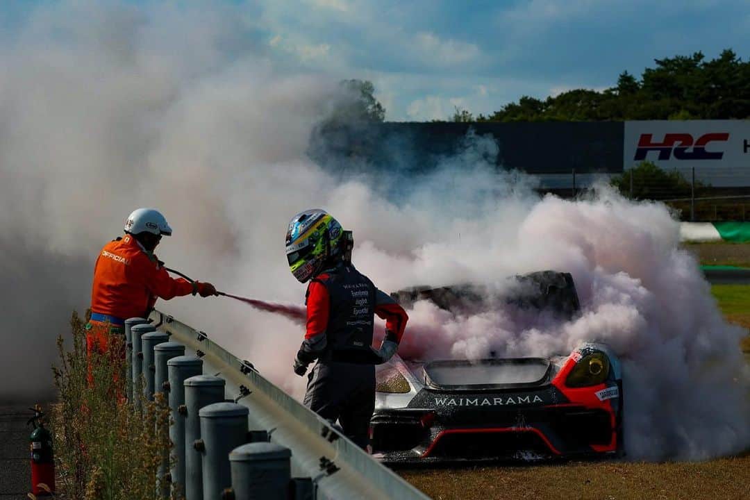 千代勝正のインスタグラム：「#S耐 #もてぎ5時間耐久レース  Team EBI WAIMARAMAは、残念ながら車両火災のため、リタイアとなりました。幸い身体は無事です。 消火活動に当たって下さったオフィシャルの皆様、有難う御座いました。 そして大会関係者の皆様、ファンの皆様、申し訳ございません。 火災の原因をしっかりと分析して、チーム一同、再発防止に努めたいと思います。」