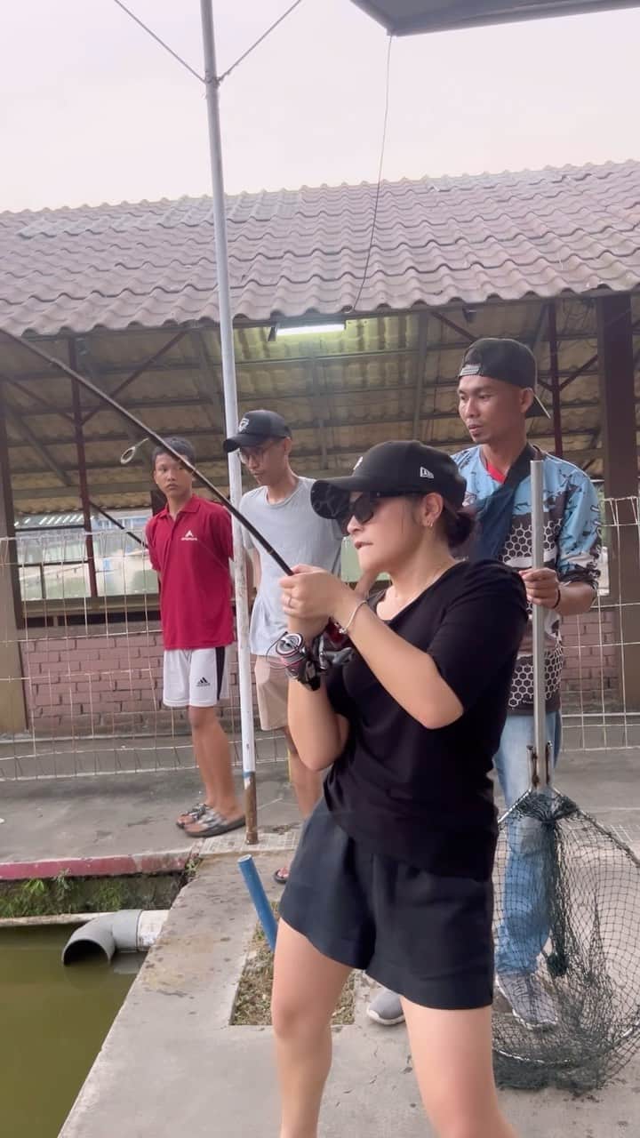 Prilly Latuconsinaのインスタグラム：「Perjuangan 20 menit narik ikan monster hampir 20 kilo! Setengahnya berat badan aku 😅」