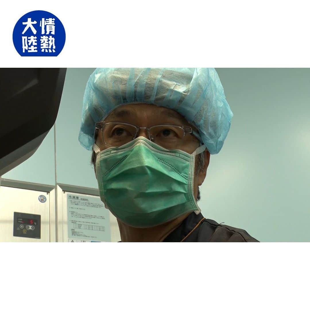 TBS「情熱大陸」のインスタグラム：「🔵 今夜11時00分スタート！ ＭＢＳ/ＴＢＳ系　情熱大陸  消化器外科医／竹政伊知朗  現在、がんによる女性の死亡数が最も多い大腸がん。早期なら内視鏡切除も可能だが、進行すると根治的な手術が必要となる。  札幌医科大学の竹政伊知朗は、手術支援ロボットによる大腸がん手術で世界が認める腕を持つ。  彼の手術はとにかく”美しい”とされる。  術野に出血はほとんど見られず、確実で早い。 患者の腹部にあけた小さな穴に手術器具を取り付けたロボットアームと腹腔鏡カメラを挿入。 手術台から少し離れたコンソールで、３Dの立体画像を見ながら、両手両足を使ってロボットを巧みに操る。  大腸がんの中でも最も手術が難しい「直腸がん」の執刀数は全国トップクラスだ。 他の病院では「手術ができない」「肛門は残せない」などと言われた患者でも、竹政の手で日常生活を取り戻してきた。  ＃情熱大陸 ＃竹政伊知朗 ＃消化器外科医 ＃大腸がんロボット手術」