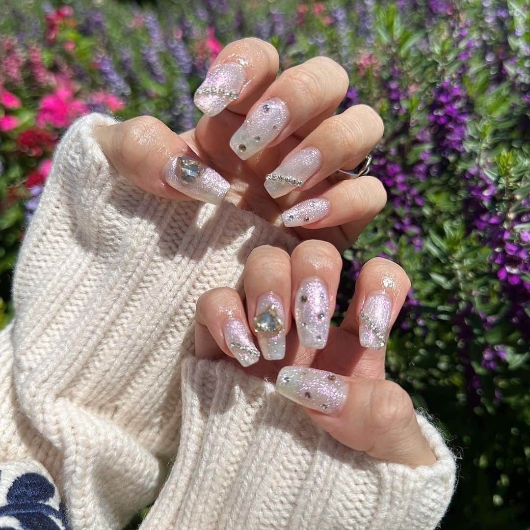 ひなたろす（佐原ひなた）さんのインスタグラム写真 - (ひなたろす（佐原ひなた）Instagram)「newnail🤍🤍🤍🤍  ホワイトのラメベースでキラキラネイル💅 @bmoon_mizuki さんいつもありがとうございます♡ いつもお話ししてたら爆速でおわっちゃう🤣 毎月可愛いネイルありがとうございます♡  みんなも銀座店ぜひいってみてね🤍🤍🤍  #ラメネイル #ハートネイル #nail #ネイルデザイン #ジェルネイル #ハートネイルデザイン #キラキラネイル ネイル #韓国ネイル #シンプルネイル #カラフルネイル #ホワイトネイル  #ぷっくりネイル #ピンクネイル #follow #following #トレンドネイル #ちゅるんネイル　#春ネイル」9月3日 20時10分 - saharahinata