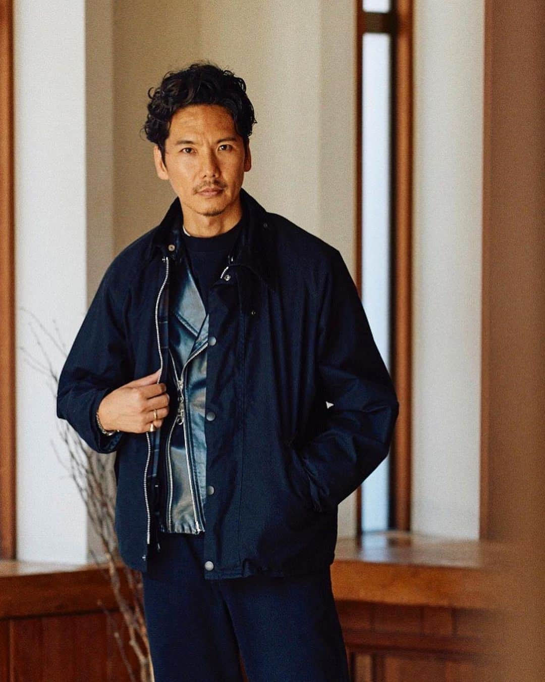 Shuhei Nishiguchiさんのインスタグラム写真 - (Shuhei NishiguchiInstagram)「"2023AW My recommended styling④" @mr_beams_webmagazine  バブアーに別注したウォッシュドトランスポートジャケットです。60%オイルを落とすことでベタつかず、着ていくことで自然にオイルを落ちたような仕上がりになっています。 洗い後の縮率も計算され記載サイズからブレが出ない様、設計されたビームスF別注モデルです。  トランスポートジャケット本来の街着感を活かし、ライダースにスウェットのセットアップに気負わずサッと羽織ったようなナチュラルな雰囲気を大切にしています。休日に近所を自転車でぷらぷらとするようなリラックスしたスタイリングです。  Ph. @satoshikuronuma   Jacket： @barbourjapan @barbour  Riders jacket： @cinquanta_official  Sweat： @fruitoftheloom_japan  Shoes @converse   #beamsf #mensstreetstyle #modernclassicstyle #preppystyle #classicmenswear #vintagefashion」9月3日 20時10分 - shuhei_nishiguchi