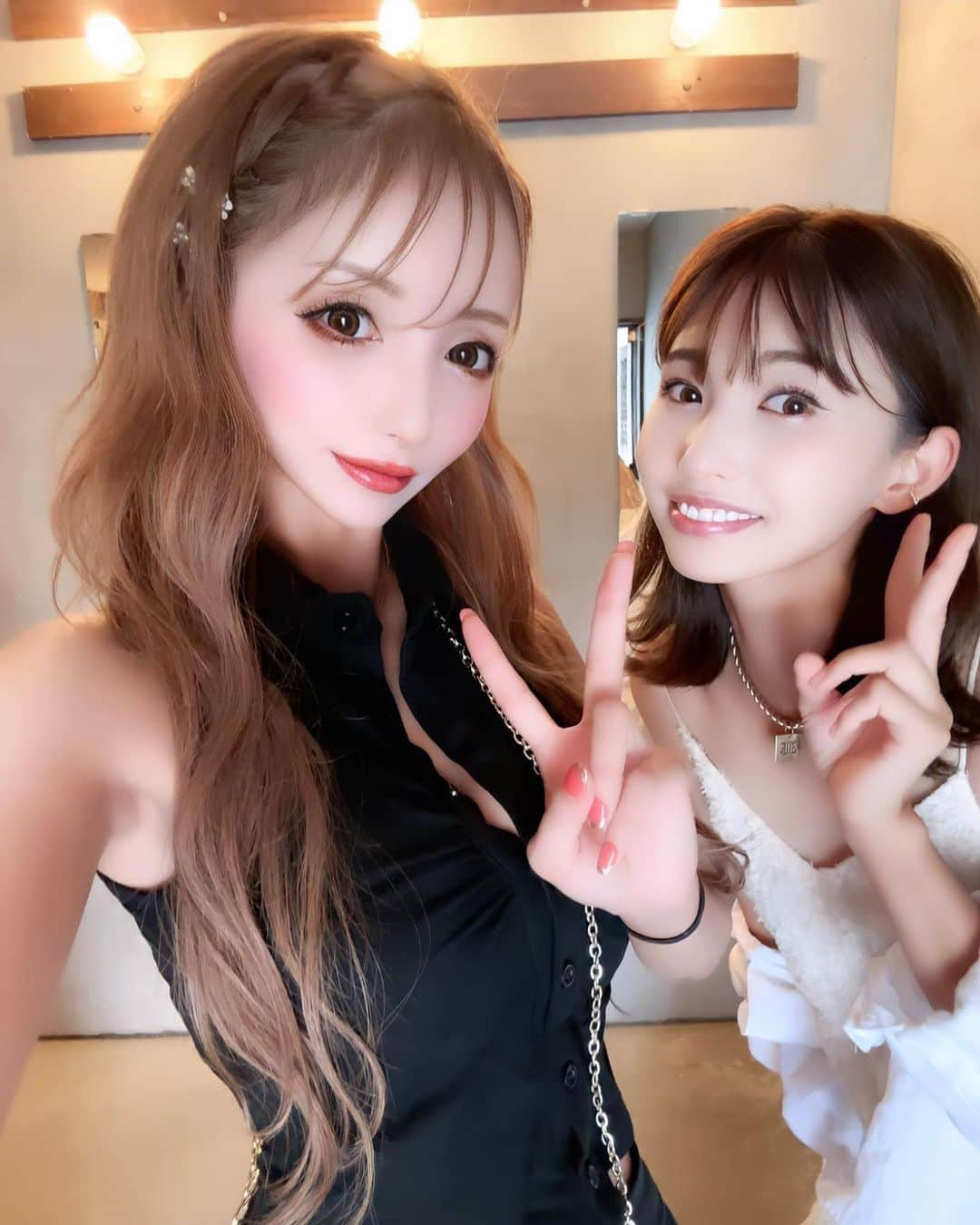 根本弥生のインスタグラム：「🐱  移動中もずーーーっと話して 宿でも話して、 東京戻ってきてからも バイバイしたくなくてご飯食べに行って 話して話して話して…  こんな一緒にいるのに 話尽きないの凄いなと改めて（笑）  りさの口癖、 『ねもち！でもよく考えてみて！』  🫶🏻💓」