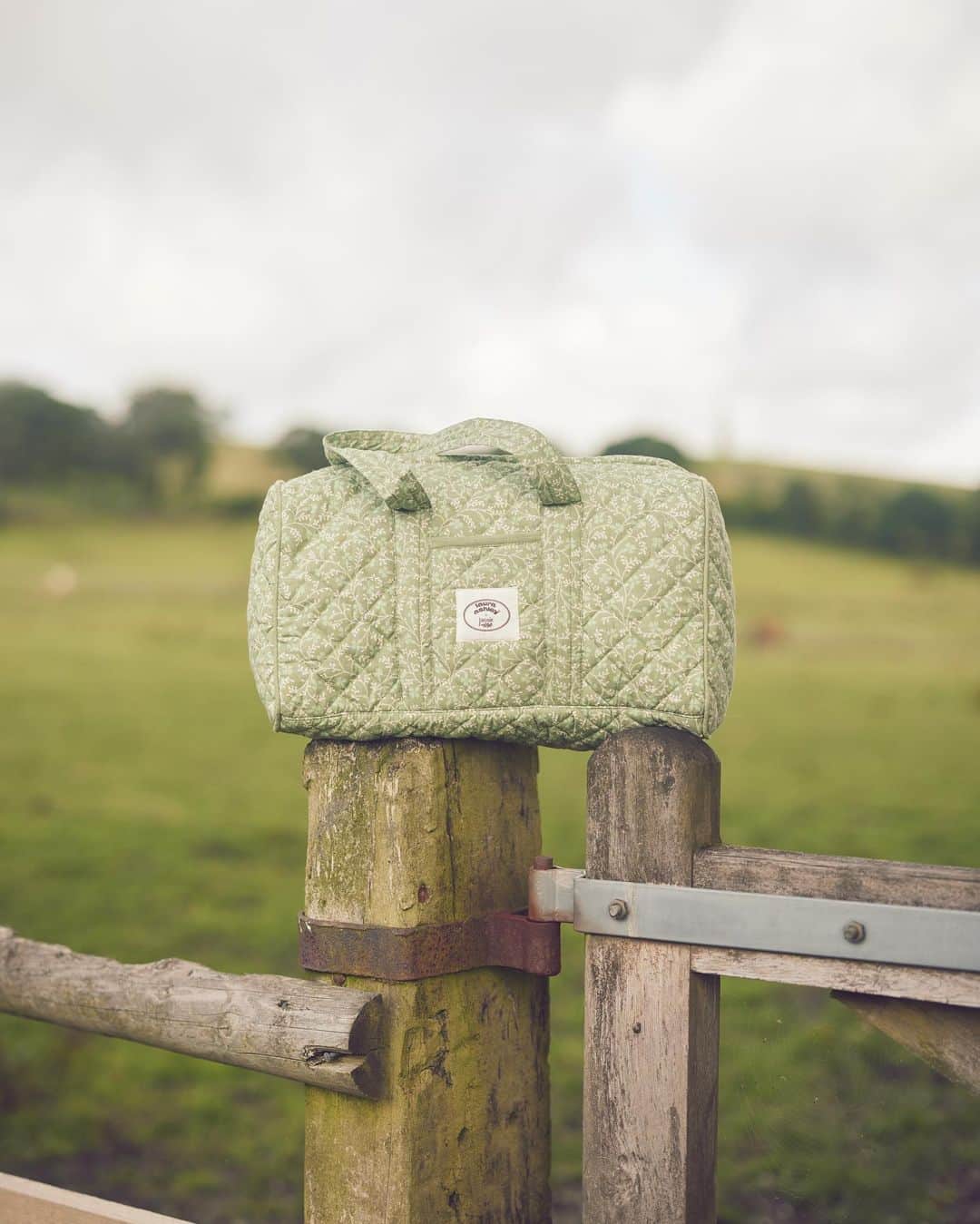 ローラアシュレイのインスタグラム：「The #LauraAshleyXJoanie Merthyr Bags are made using deadstock fabric leftover from the production of the collection - and they’re designed to fit the dimensions for most airlines’ carry-on luggage guidelines!   🔎 Laura Ashley X Joanie - Merthyr Claudia Floral Print Quilted Overnight Bag  Now available on joanieclothing.com @joanieclothing」