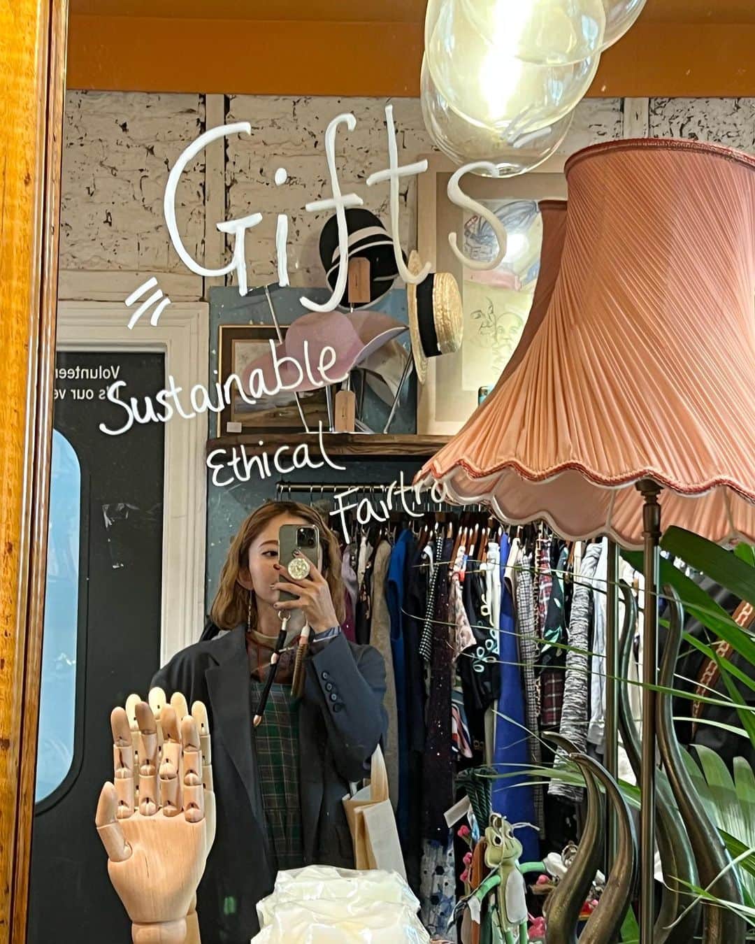 鈴本美愉のインスタグラム：「. LONDON3日目❤️  丘に行ってから古着屋巡り 留学の時ぶりにフラットピーチに出会い食べまくってます🍑  元気ですが、小麦で胃の調子が不安な感じになってきました😀」