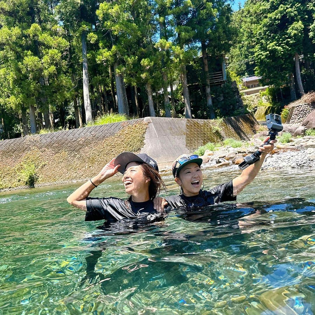 渕上万莉 さんのインスタグラム写真 - (渕上万莉 Instagram)「この夏のベストショットはコレかな📸✨  こんなキレイな川見たことない🥹‼️  三重県銚子川での2人の夏休み🌴 先程【FUCHIBITE】YouTubeでUPしたので見てね😍☀️☀️  #銚子川 #奇跡の清流 #奇跡の清流銚子川  #銚子ブルー #鮎釣り #川遊び #川 #インスタ映え  #映えスポット  #夏休み #ベストショット #にっしゃん #フッチー #釣りyoutube」9月3日 20時06分 - mari_fuchigami