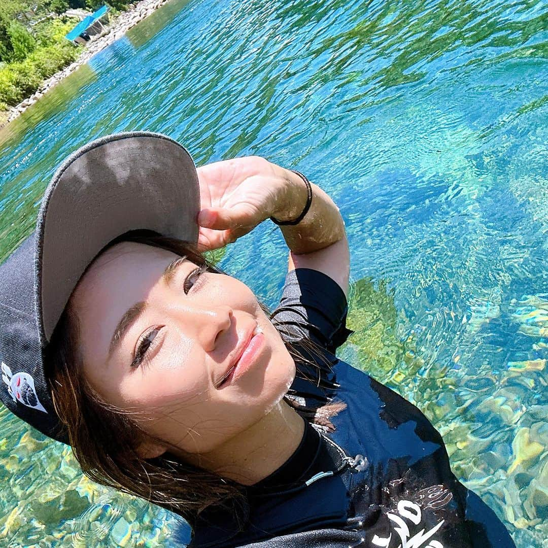 渕上万莉 さんのインスタグラム写真 - (渕上万莉 Instagram)「この夏のベストショットはコレかな📸✨  こんなキレイな川見たことない🥹‼️  三重県銚子川での2人の夏休み🌴 先程【FUCHIBITE】YouTubeでUPしたので見てね😍☀️☀️  #銚子川 #奇跡の清流 #奇跡の清流銚子川  #銚子ブルー #鮎釣り #川遊び #川 #インスタ映え  #映えスポット  #夏休み #ベストショット #にっしゃん #フッチー #釣りyoutube」9月3日 20時06分 - mari_fuchigami