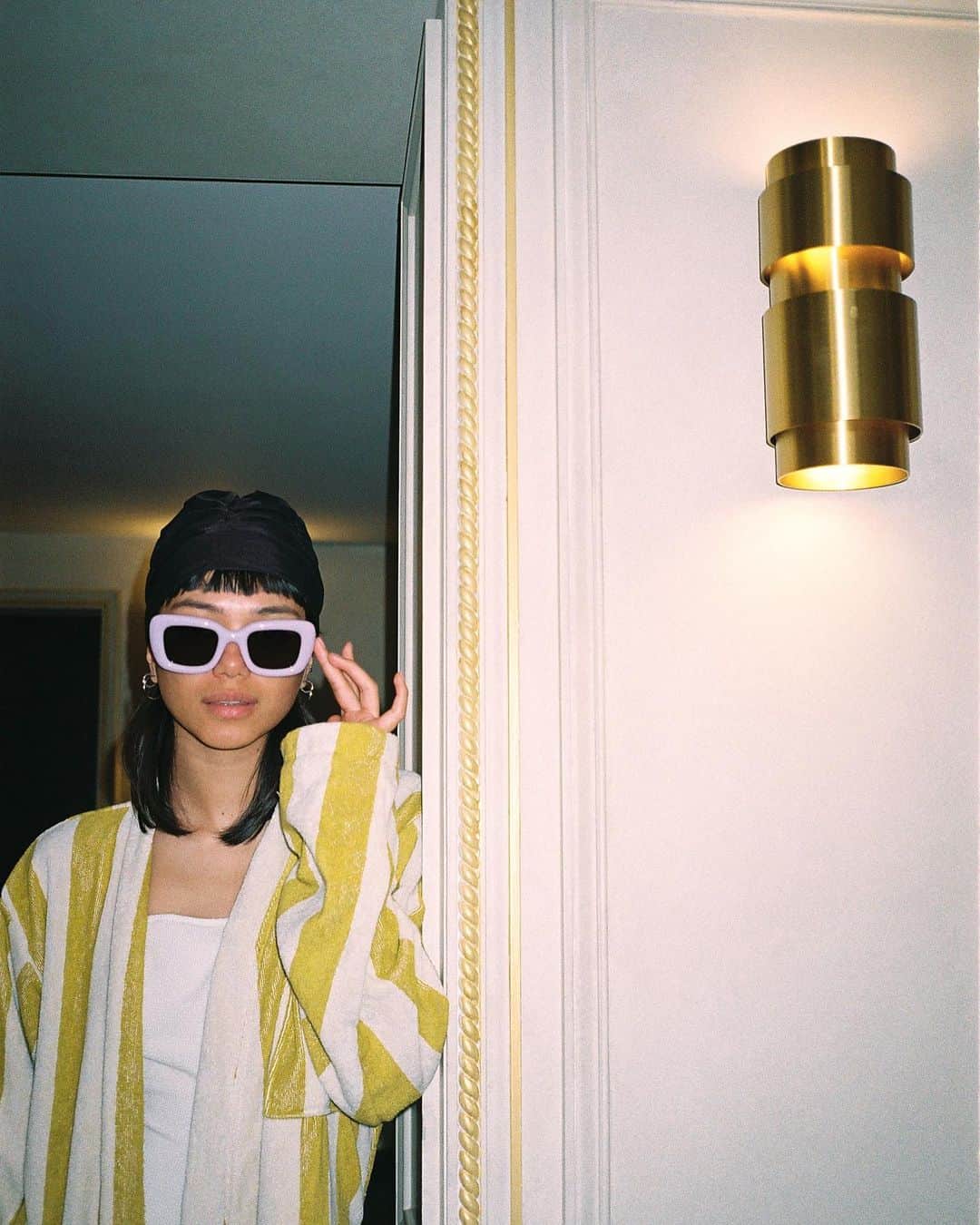コモノのインスタグラム：「Did you really go on vacation if you didn't improvise a photo shoot in your hotel room? 📸」