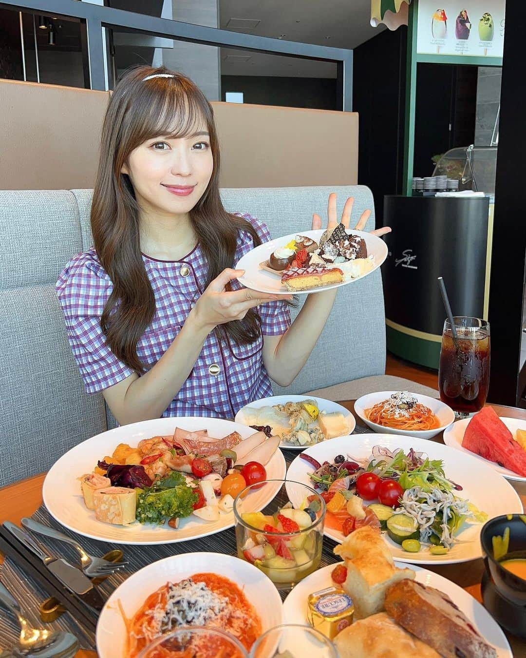 みき みーやんさんのインスタグラム写真 - (みき みーやんInstagram)「コンラッドがいつもと違う⁉️🥩 . コンラッド大阪の平日限定ビュッフェ！ 「選べる5種のメイン＆約40種のビュッフェ」 イタリアンランチ＆ディナー🍽💕がやばすぎたー！ @conradosaka  . メインディッシュ1品とビュッフェを、 一緒に楽しめるイタリアンランチ＆ディナーで メインディッシュは5種類♡ ⏬⏬⏬⏬⏬⏬⏬⏬⏬ ◯ 柑橋香るアクアパッツァ ◯ フィレンツェ風 神戸ポークのグリルとサルシッチャ ◯ 淡路どりもも肉のディアボラと胸肉のスピエディーノ ◯ 海藻と大葉の焼きリゾット ◯ 国産牛のグリル150gとパルミジャーノ このメニューのみ（追加料金+3,000円） . 今回はアクアパッツァと国産牛のグリルをチョイス✅ プリプリ新鮮な鯛と深みのあるスープ🐟 柔らかくて夏野菜との相性も抜群な国産牛🐄 どっちも最高すぎた。笑 . こんな豪華なメインが食べられて 約40種のイタリアンビュッフェも楽しめるなんて 贅沢の極みー！😭😭💕 . 夏のお野菜をふんだんに使っていて どのお料理にもフルーツを使っているから 今まで食べたことのない組み合わせの お料理が食べられるのもポイント🙆‍♀️♡ . その他にもチーズやパン、スイーツも ぜーんぶ食べ放題🤤こりゃ行くっきゃないよね？w . . 🗓2023年7月19日（水）～ ※平日限定（8月14日～16日のお盆期間も除く） ☀ランチ 6,500円🌙ディナー8,000円 ※表示料金には税金・サービス料が含まれます。 . . #pr #コンラッド大阪 #ホテルランチ#グルメ女子#スイーツ部#大阪カフェ #ロングヘア#プレ花嫁#花嫁準備#大阪スイーツ #肥後橋ランチ#大阪ランチ#conradosaka #osakahotel#メロンスイーツ#melon #大阪ホテル#ホテルスイーツ#大阪ビュッフェ#ランチ巡り#大阪ランチ」9月3日 20時19分 - mi_yan0101