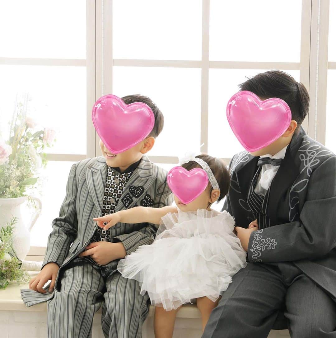 中上育実のインスタグラム：「我が家はみーんな夏生まれ☀️  ってことで、先日まとめてバースデーフォトを撮ってきました🎂✨  長男次男は妹を溺愛するあまり顔が近すぎたりカメラを見なかったり…挙句次男は始終ふざけてて💦 泣きもせずしっかりカメラ目線のみくりんが1番おりこうさんかなー！と言われながらの家族＆3人撮影でしたが。 みくりんはソロ撮影になった途端、号泣(笑) 泣き顔の写真もそれはそれで良いかな♡  長男8歳、次男6歳、お嬢ももう1歳。  時の流れの高速化が半端ない…=͟͟͞͞(๑•̀=͟͟͞͞(๑•̀д•́=͟͟͞͞(๑•̀д•́๑)=͟͟͞͞(๑•̀д•́)))」