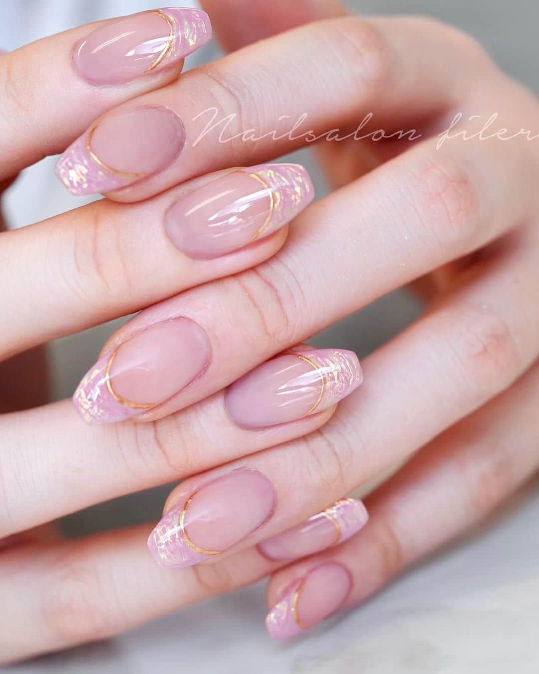 河西美希のインスタグラム：「🫧🦩  前々回のネイル💅 muiceの新キービジュのやつ🤍  デザインは控えめだけど 存在感あるようにしてもらいました🫧  いつもありがとうございます🥰 @nailsalon_filer   #ネイル  #ジェル #ジェルネイル #ネイルデザイン #みきぽんネイル #夏ネイル #ミラーネイル #フレンチネイル #きれいめネイル」