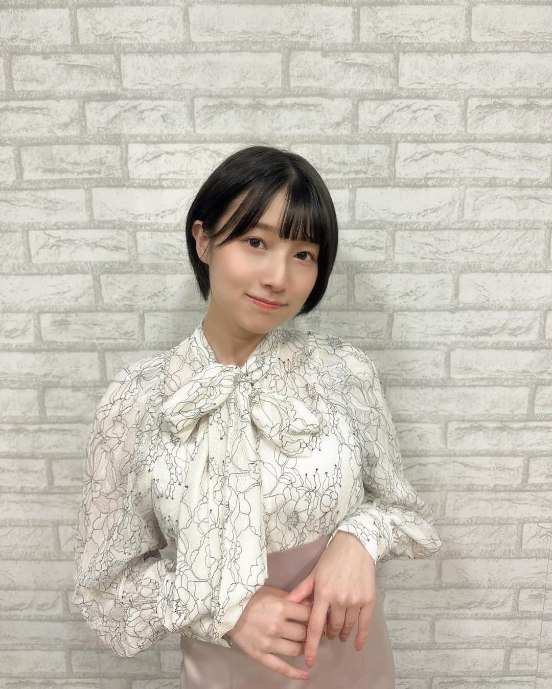 安部若菜さんのインスタグラム写真 - (安部若菜Instagram)「お色も形も素材も ぜ〜んぶどストライクなワンピでした🐶♡  秋が近づいてきましたね〜🍂 #mercuryduo#マーキュリーデュオ#ワンピース#秋服#フェミニン#pr」9月3日 20時14分 - _wakapon_