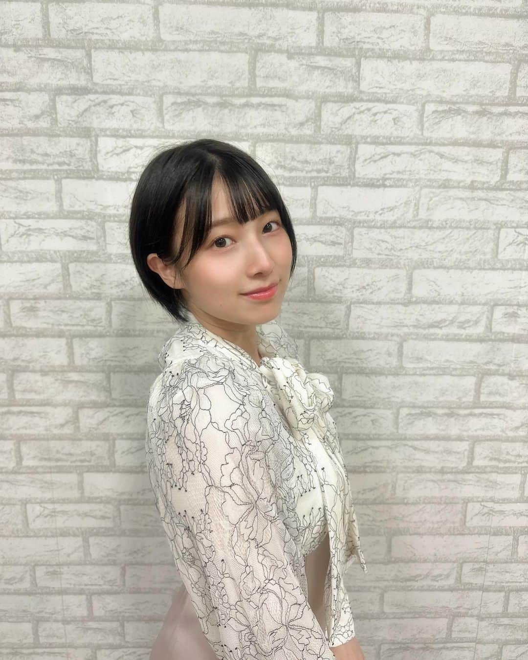 安部若菜さんのインスタグラム写真 - (安部若菜Instagram)「お色も形も素材も ぜ〜んぶどストライクなワンピでした🐶♡  秋が近づいてきましたね〜🍂 #mercuryduo#マーキュリーデュオ#ワンピース#秋服#フェミニン#pr」9月3日 20時14分 - _wakapon_