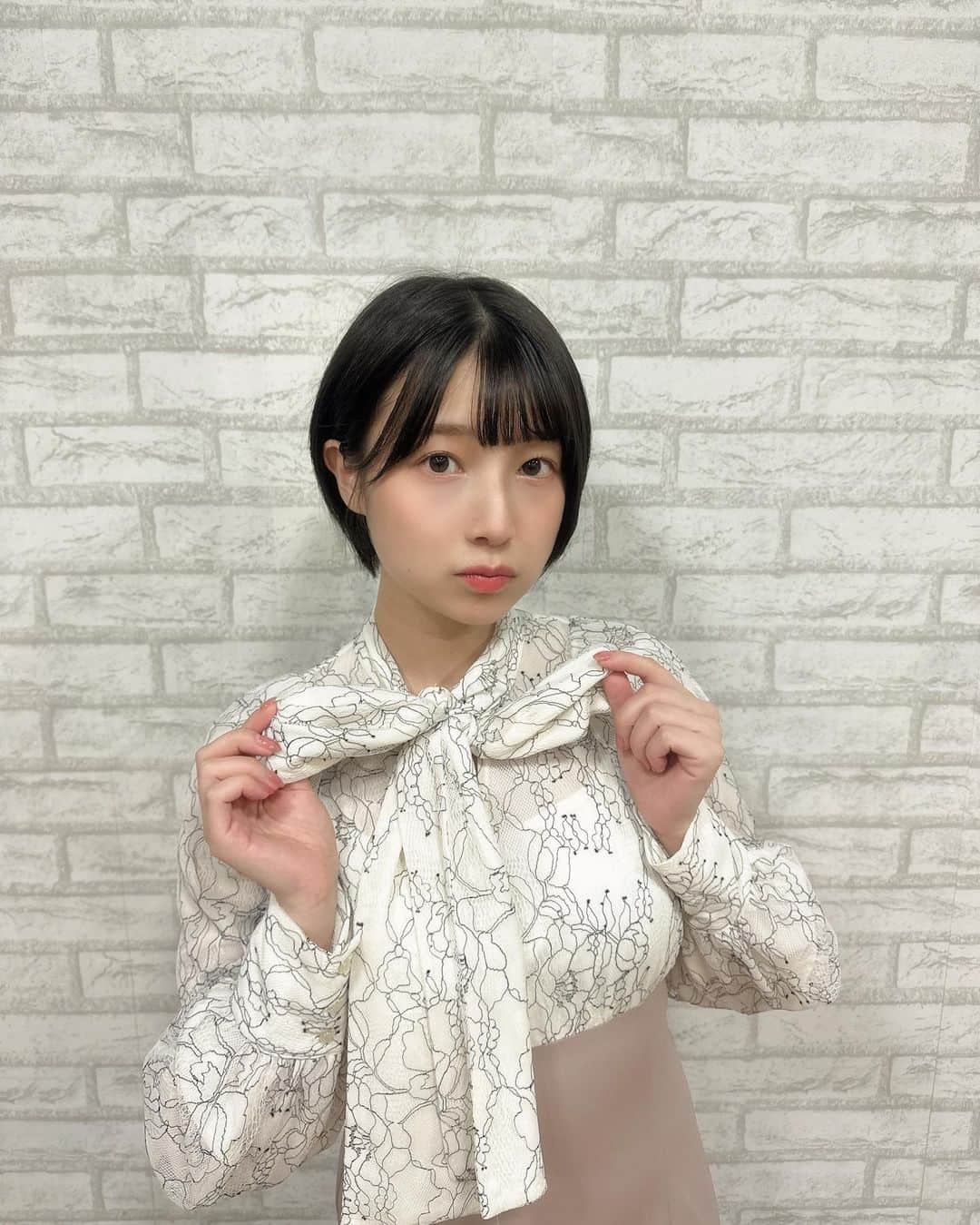安部若菜さんのインスタグラム写真 - (安部若菜Instagram)「お色も形も素材も ぜ〜んぶどストライクなワンピでした🐶♡  秋が近づいてきましたね〜🍂 #mercuryduo#マーキュリーデュオ#ワンピース#秋服#フェミニン#pr」9月3日 20時14分 - _wakapon_