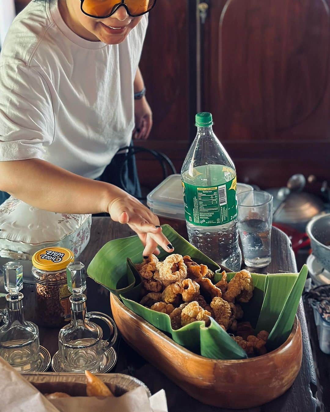 JJ.Acunaさんのインスタグラム写真 - (JJ.AcunaInstagram)「Thank you for sharing your food, your #pampangan heritage, and your lovely house on this rainy Summer’s Sunday in Arayat. @marcoscalomedina @miko.calo @luicalomedina ♥️💗🙏🏻  Slide 1: Pancit Lang Lang (with pigs head and brine shrimp) 2: Kampangpangan Bringhe (rice in coconut milk, local paella) 3: Pastillas de Leche Tray 4: Seasonings and Patis 5: Tsokolate with Pinipig - carabao milk 6: Puto with Salted Egg and Fermented Rice and Ensaymada 7: Adobong Camaro (crickets) 8: Wok Fried Pitichan (Chicharron) 9: Open Fire Kitchen 10: Buro (fermented shrimp and rice)  #lifeofjj #foodphotography #sundayfeast #kapampanganfood #pampanga」9月3日 20時14分 - jj.acuna