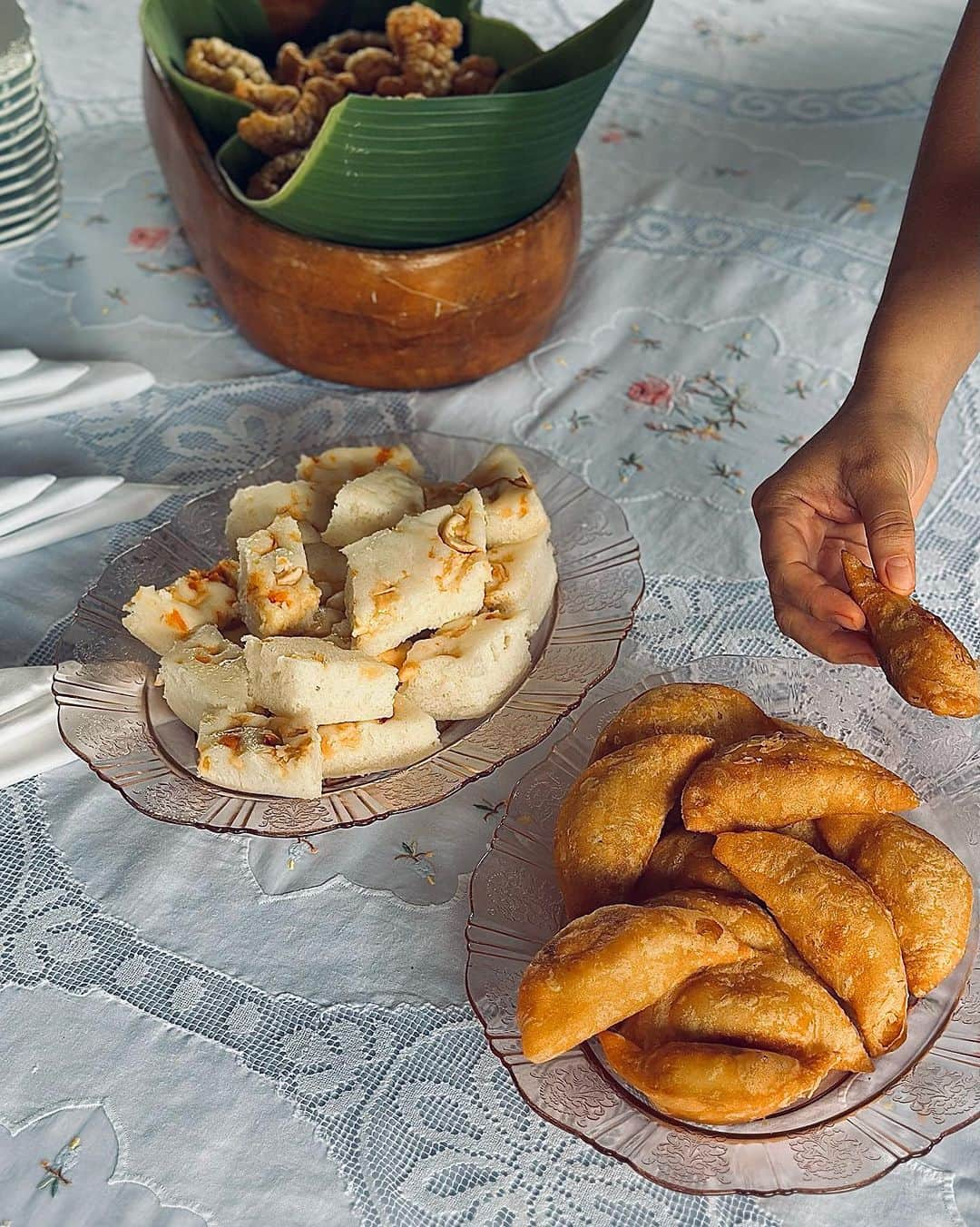 JJ.Acunaさんのインスタグラム写真 - (JJ.AcunaInstagram)「Thank you for sharing your food, your #pampangan heritage, and your lovely house on this rainy Summer’s Sunday in Arayat. @marcoscalomedina @miko.calo @luicalomedina ♥️💗🙏🏻  Slide 1: Pancit Lang Lang (with pigs head and brine shrimp) 2: Kampangpangan Bringhe (rice in coconut milk, local paella) 3: Pastillas de Leche Tray 4: Seasonings and Patis 5: Tsokolate with Pinipig - carabao milk 6: Puto with Salted Egg and Fermented Rice and Ensaymada 7: Adobong Camaro (crickets) 8: Wok Fried Pitichan (Chicharron) 9: Open Fire Kitchen 10: Buro (fermented shrimp and rice)  #lifeofjj #foodphotography #sundayfeast #kapampanganfood #pampanga」9月3日 20時14分 - jj.acuna