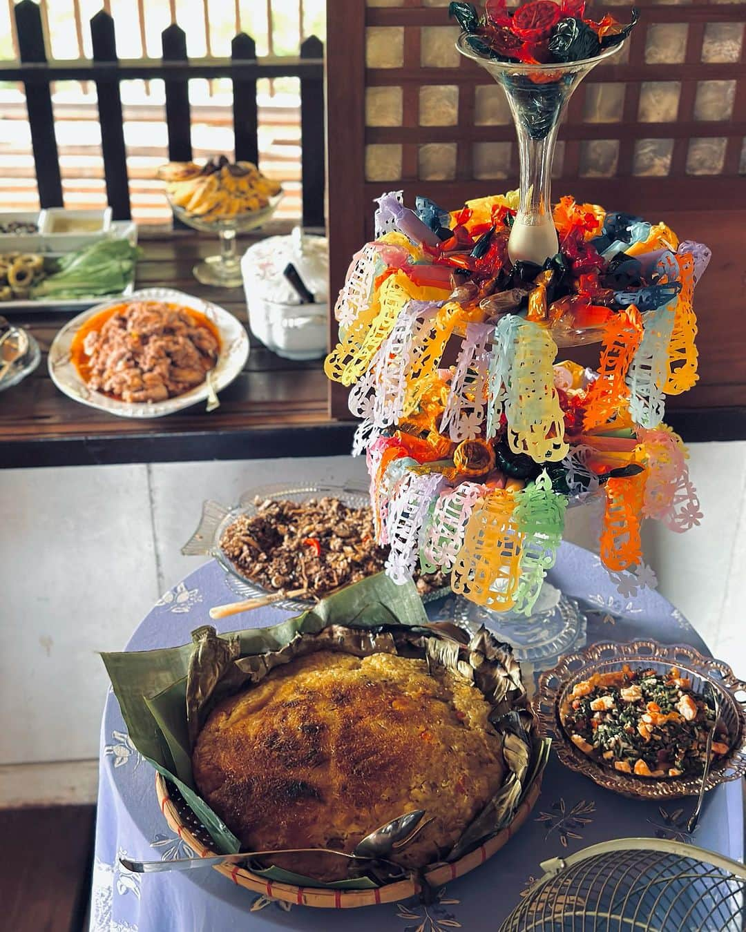 JJ.Acunaさんのインスタグラム写真 - (JJ.AcunaInstagram)「Thank you for sharing your food, your #pampangan heritage, and your lovely house on this rainy Summer’s Sunday in Arayat. @marcoscalomedina @miko.calo @luicalomedina ♥️💗🙏🏻  Slide 1: Pancit Lang Lang (with pigs head and brine shrimp) 2: Kampangpangan Bringhe (rice in coconut milk, local paella) 3: Pastillas de Leche Tray 4: Seasonings and Patis 5: Tsokolate with Pinipig - carabao milk 6: Puto with Salted Egg and Fermented Rice and Ensaymada 7: Adobong Camaro (crickets) 8: Wok Fried Pitichan (Chicharron) 9: Open Fire Kitchen 10: Buro (fermented shrimp and rice)  #lifeofjj #foodphotography #sundayfeast #kapampanganfood #pampanga」9月3日 20時14分 - jj.acuna