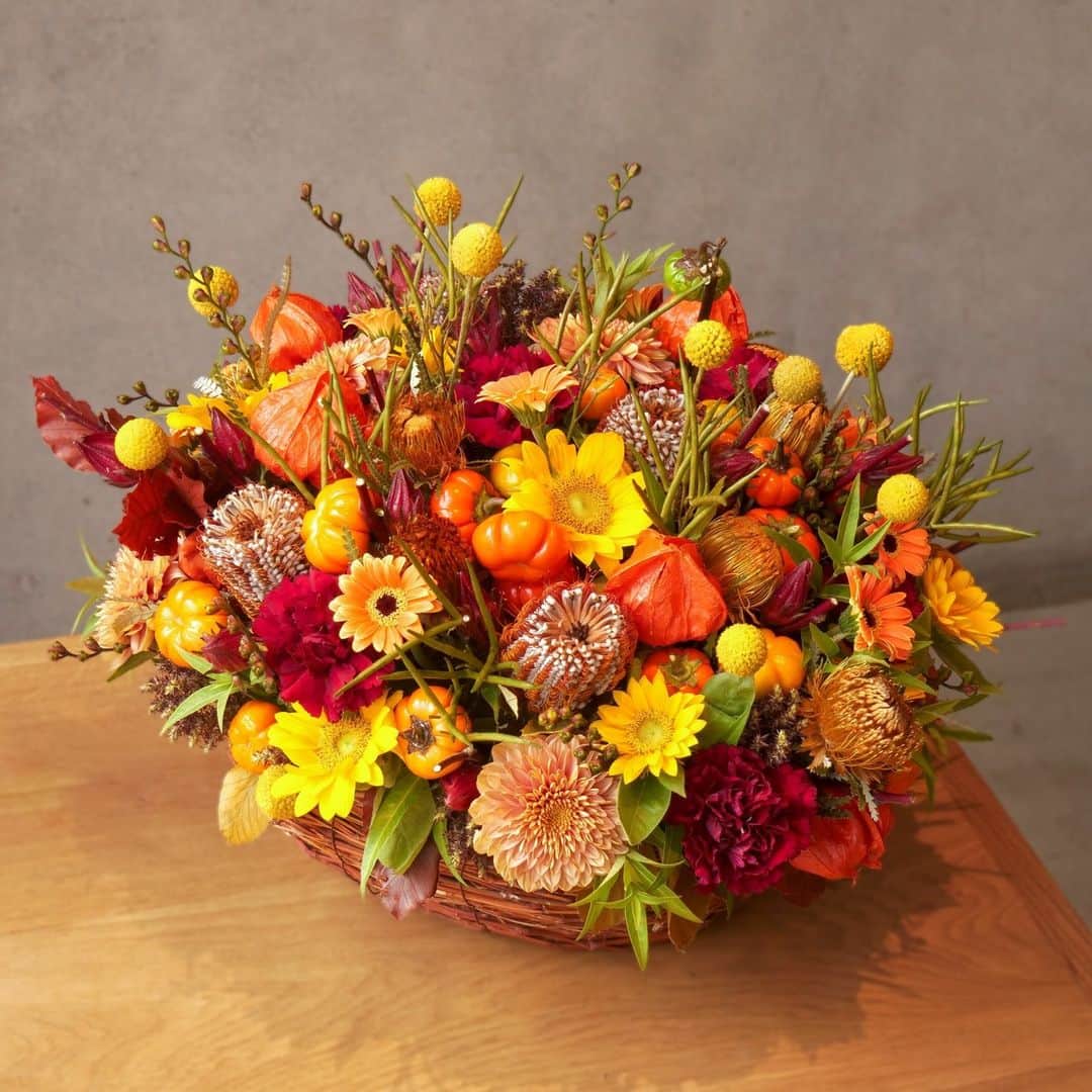 ニコライ・バーグマン・フラワーズ＆デザインのインスタグラム：「You can definitely feel the Autumn coming when looking at this arrangement, right? 🧡💐 #floralautumn  I hope everyone had a great weekend so far, and if you’re around in Copenhagen - see you at Tivoli today! 🎢 My flower performance starts at 15:00 and 17:15 at the Open Air Stage.  . . . . . #nicolaibergmann #flowerdesign #floralart #ニコライバーグマン #フラワーデザイン #니콜라이버그만 #꽃다발 #цветочноеоформление #blumenkunst #artefloral #北欧デザイン #北欧インテリア」