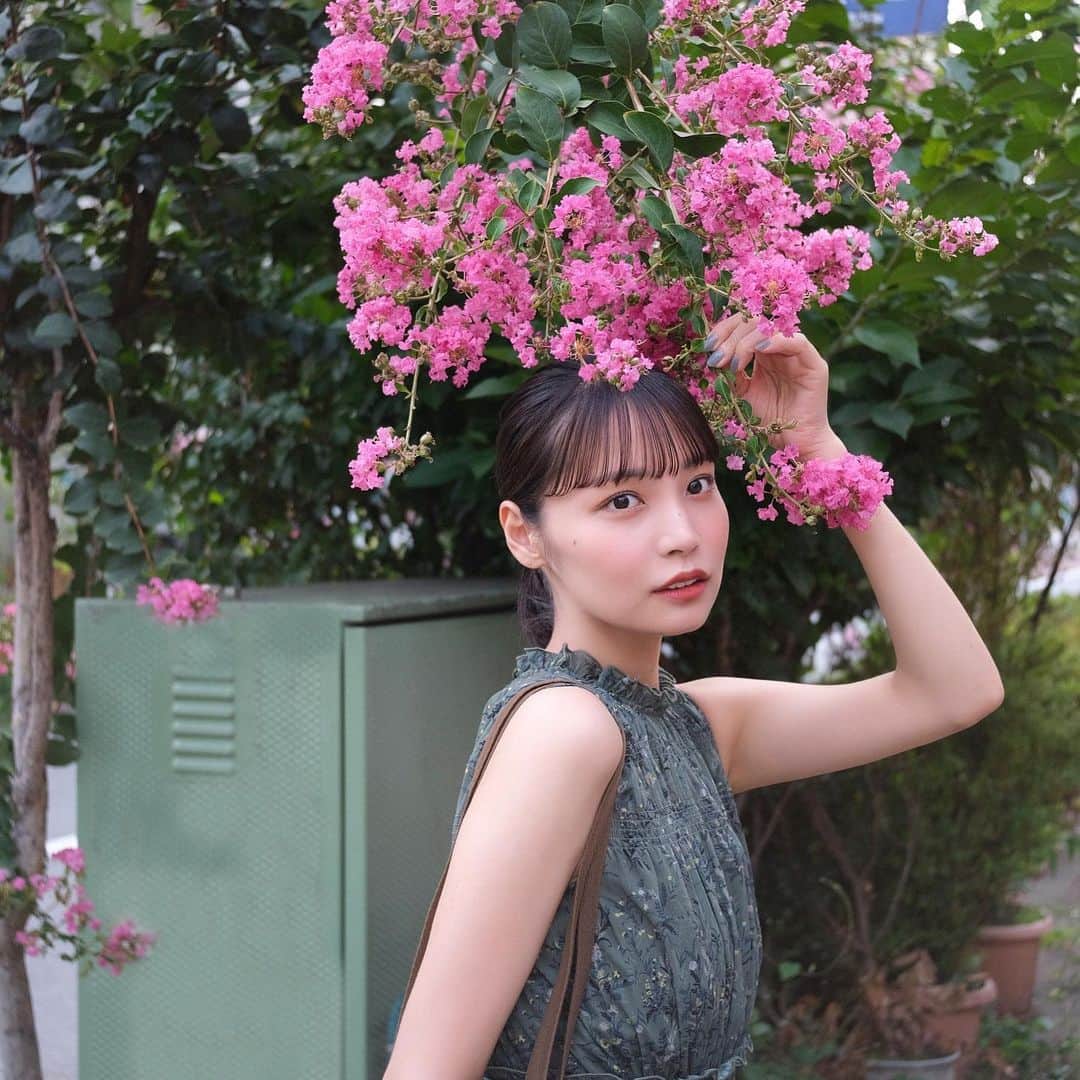のインスタグラム：「サルスベリ🐒🌸  #夏服 #ootd #一眼レフ #ff #サルスベリ #ポートレート #ナチュラルメイク」
