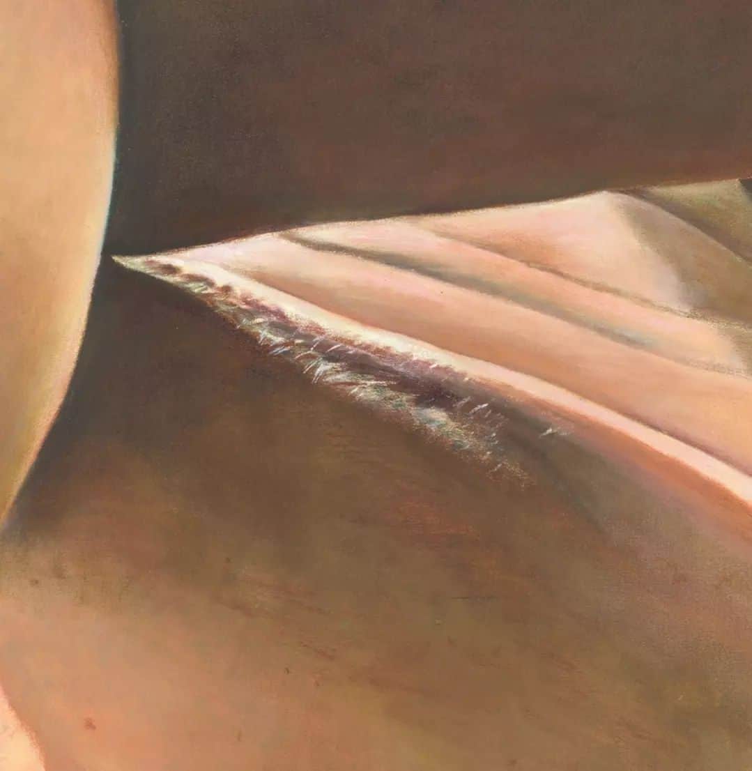 テート・ギャラリーさんのインスタグラム写真 - (テート・ギャラリーInstagram)「'I wanted the body to be seen as a woman experiences herself, rather than through the reflection of the mirror or other's eyes.'  American artist Joan Semmel's oil painting reveals the body's 'Secret Spaces', based on a photograph she took of herself in 1976. Semmel's nude body is abstracted and viewed from above; her right breast flattened, the upper torso shortened, and the limbs appearing as overlapping shapes. The texture of the artist’s flesh and the hairs on her arm are painted with fine brushstrokes, and the contours of her form – enlarged and cropped within the frame – begin to resemble a rolling landscape.  Swipe left to see the details of Semmel's painting, or see it up close inside #CapturingTheMoment at Tate Modern. 💙 Members visit free.」9月3日 20時18分 - tate