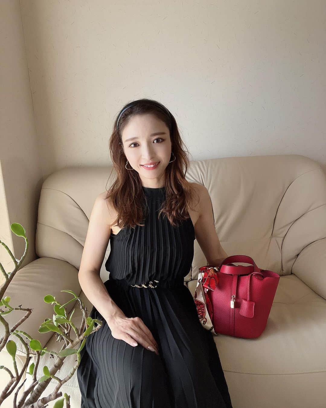 AriizumiEmaのインスタグラム：「コーディネート。 まだまだ暑いー😵　  #dress @shein  ☑️バッグやピアスは楽天ルームに載せています。 ストーリーに楽天ルームのリンクを貼りました💕  ・ #fashion#ootd#codinate#instafashion #コーディネート#アラフォー#アラサー#アラフィフ #大人コーデ #お仕事コーデ  #大人ファッション #大人可愛い #韓国ファッション#綺麗めコーデ#きれいめコーデ#カチューシャ#プチプラコーデ#50歳コーデ」