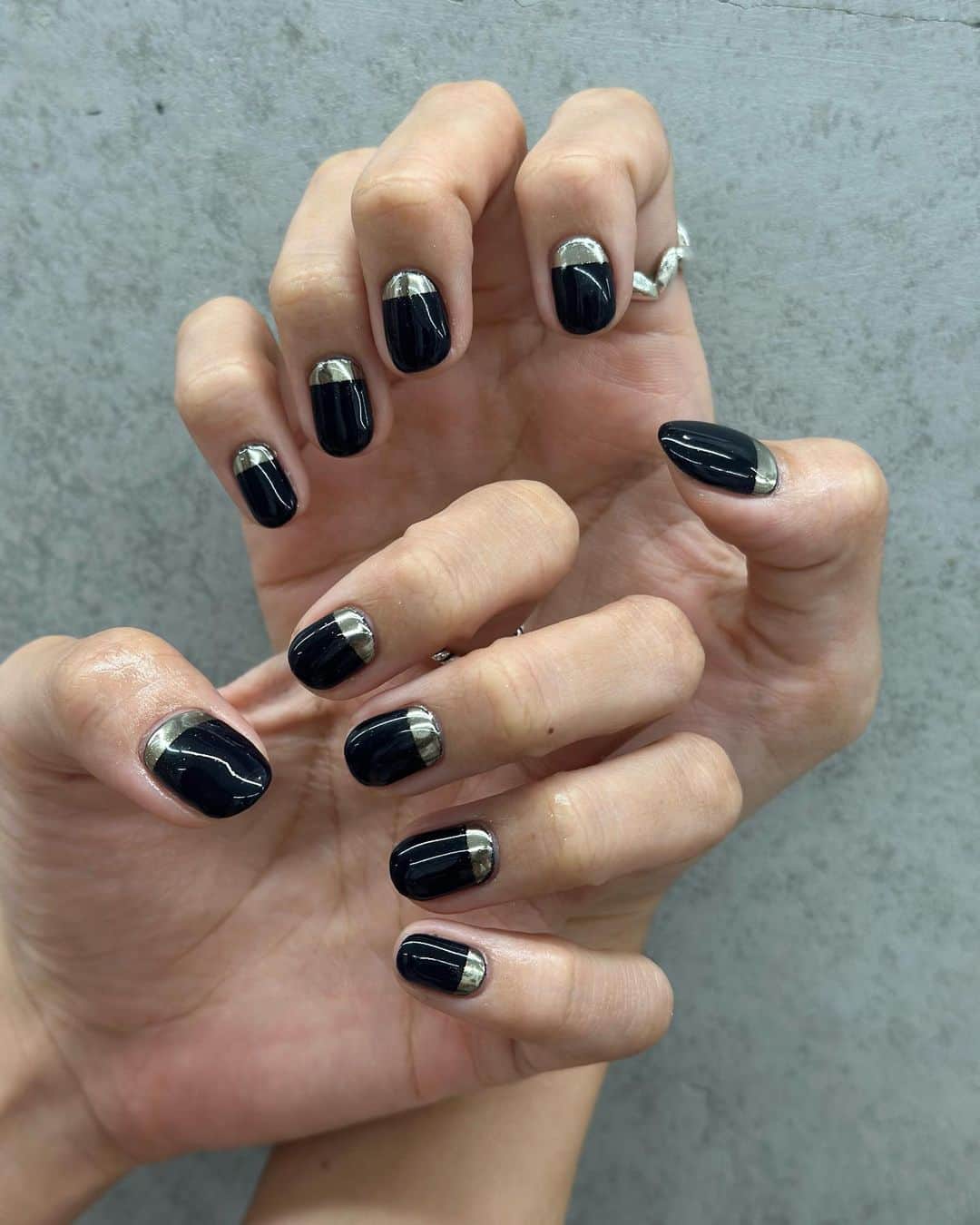 松山かなこさんのインスタグラム写真 - (松山かなこInstagram)「black × silver好き🖤🩶  @beborn_tokyo  #nail #nails #naildesign #beborn」9月3日 20時21分 - kanakonaimen