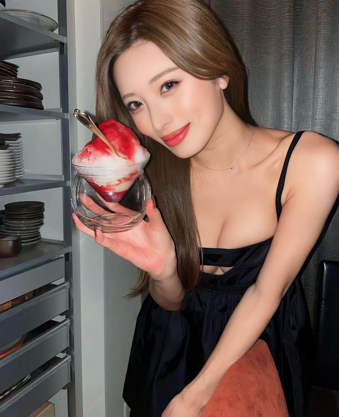 MIYABIのインスタグラム：「この夏はアイス何個食べたぁ？🍧 みやは数えきれないくらい🙈 えへへ❤️  マツエク付けたてホヤホヤの時は、やっぱり盛れるなぁ🙈📷🖤  @lapis_eyelash_nail さんで今回も200本つけて頂きました👁️  メイクも楽だし、みやは　@lapis__maki さんに頼りっぱなし💗✨  ありがとう御座いました🙇‍♀️  #cyberjapandancers  #サイバージャパンダンサーズ  #ミヤビーム  #マツエク  #ラピス  #prada」