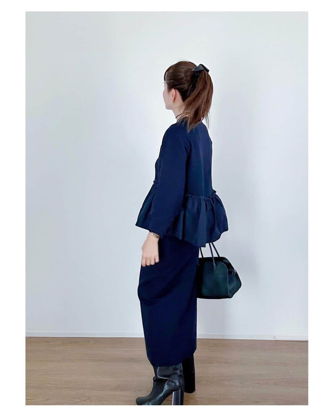 高山直子のインスタグラム：「💙🤍💙 少し前から気になるネイビー。 今季の新作ニットアンバサダーを務める @newans.official さんのニットセットアップもネイビーをチョイス✨ ニットの肉厚、質感、フリルのディティールなど上品で日常使いにもちょっと“しゃんと”にも使えてとてもお気に入り☺️ 9/8〜発売開始！ 9/18〜24新宿ルミネでPOPUPが開催されます🤍 ぜひ✨  #newans」