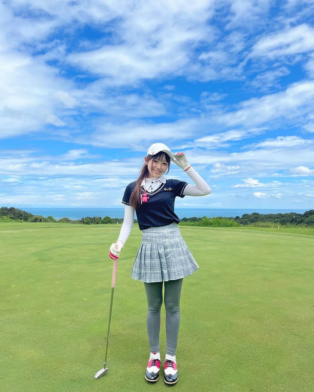 黒江心温のインスタグラム：「🏌🏻‍♀️⛳️       この前実家帰ってる時にゴルフ行ってきたの💭     黒江家のゴルフする人達7人くらいで行ってきた！楽しかったな~👶🏻   いつもはもっといるんだけど、今回の参加人数は少なめだったからまたみんなで行きたいな💞     2枚目はいとこのお兄ちゃんが映り込んできたの載せとこ笑       この写真ノーマルカメラで撮って、フィルターとかも何もかけてないんだけど、めっちゃ写り綺麗じゃない？？           #ゴルフ  #ゴルフ女子」