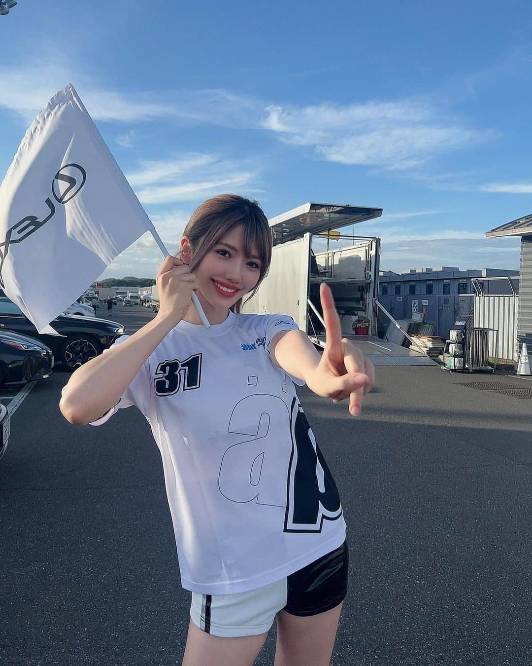 SHINTANITOUKOのインスタグラム：「なっなんと31号車 ポールトゥウィンでフィニッシュ！ かっこよすぎた🥲🏆💗 S耐のレースクイーン初めての年で ポールトゥウィン立ち会えたの めちゃくちゃ嬉しい🥹🥹 次戦もaprの応援よろしくね🖤   #apr #aprracing #レクサス #デンソー #denso #lexus #スーパー耐久 #s耐 #茂木 サーキット #コスチューム #レースクイーン #race #racequeen#170cm #夏 #夏コス #summer #ハイトーン #style  #表彰台  #ポール #ポールトゥウィン  #happy」