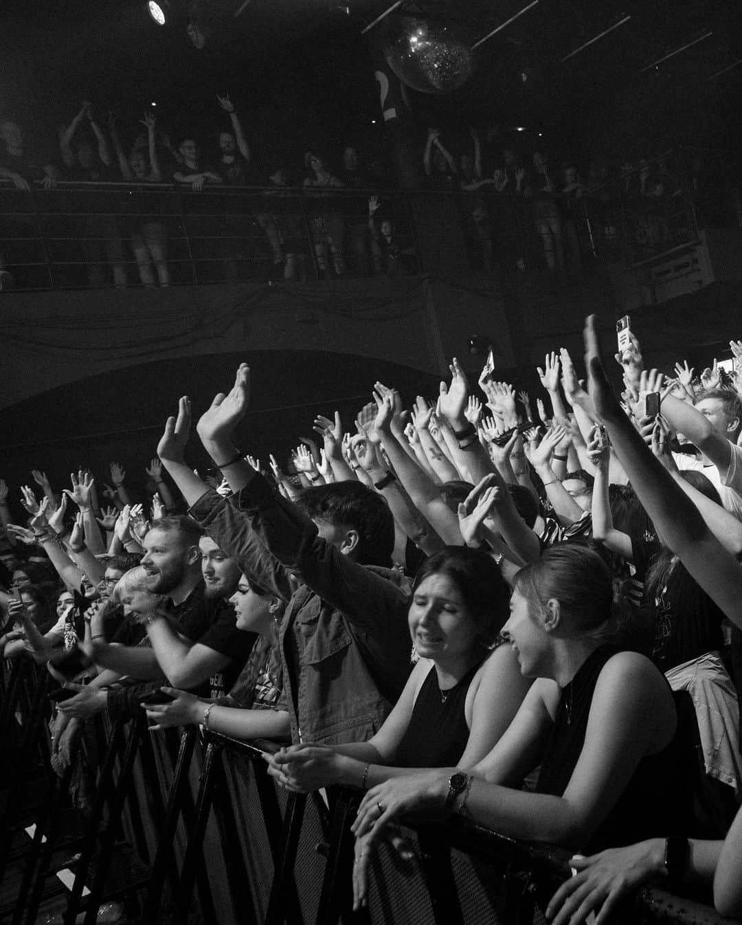 ロイヤル・ブラッドさんのインスタグラム写真 - (ロイヤル・ブラッドInstagram)「These intimate shows have been electric! Next stop Leeds x   📸 @directedbymad」9月3日 20時25分 - royalblooduk