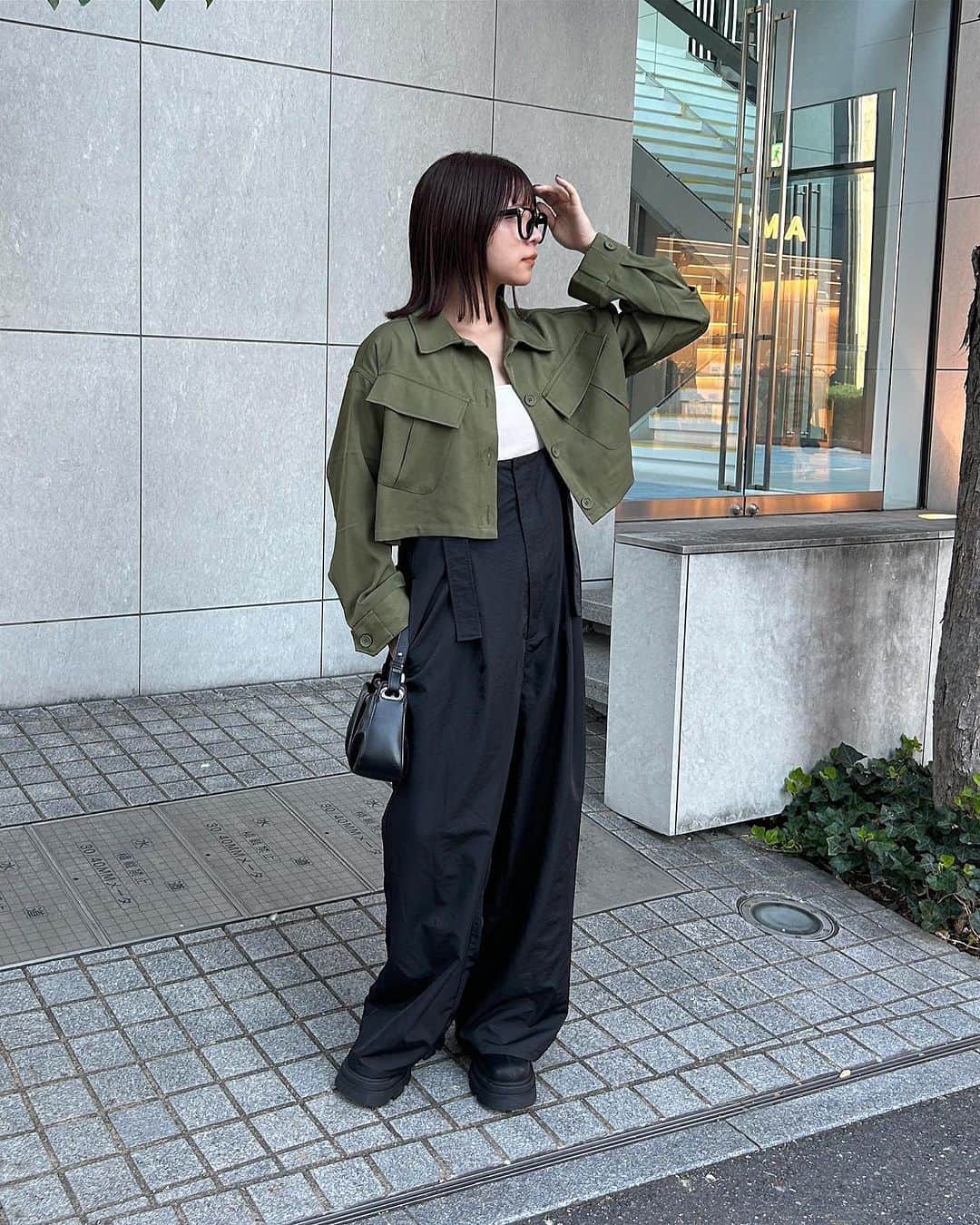 tarouのインスタグラム：「秋といえばカーキは外せなくない？？🍁🍂    ということで ショート丈ジャケットを使って秋コーデ！  柔らかめの落ち感あるシャツだから 今の時期でも夜だけなら全然着れそう◎  インナーはキャミソールと サロペットを下に忍ばせてます🥷  髪の毛もうすぐ鎖骨くらいなんだけど 最近思い切ってぱっつん前髪にしたら 意外と気に入っちゃった🤫   後ろの方に謎ショット載せてるんだけど ほんとに何のポーズ？すぎるネ🤷🏻    inner： @chico__official___  outer： @irohani.official  pants： @irohani.official  bag： @irohani.official  shoes： @irohani.official      #秋コーデ #秋服コーデ #先取りコーデ #ゆるコーデ  #カジュアルコーデ #ショート丈 #シャツジャケット  #サロペット #ショートブーツ #骨格ストレート  #154cmコーデ #低身長コーデ #体型カバーコーデ」