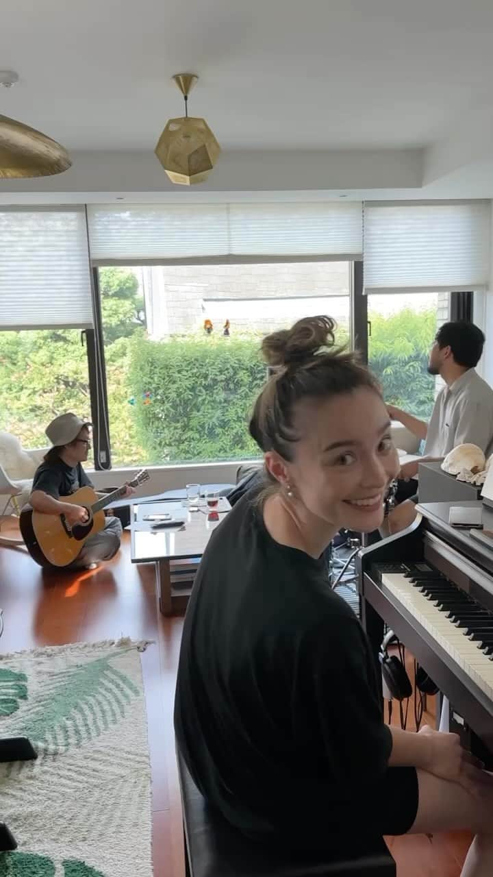 エミ・マイヤーのインスタグラム：「The best sound is of a song being born…♪ 新曲、制作中です。お楽しみに！ オールスター　の #高田蓮 さま ⭐️と　@kudo.akira さまと🥁」