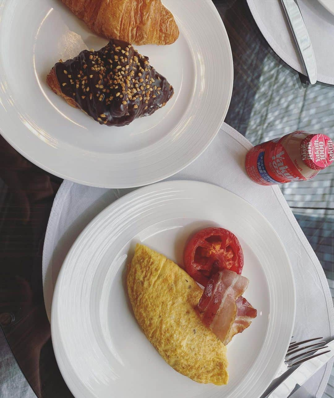 星奈あいさんのインスタグラム写真 - (星奈あいInstagram)「breakfast ‪ ·͜·♡‬ asagohan  #オムレツ #クロワッサン #ヤクルト1000 #星奈あい  ヤクルト1000て未だにコンビニとかで買えないイメージ🤔 好きな訳じゃないけど、見つけると嬉しくなっちゃう。」9月3日 20時30分 - hoshina_r18