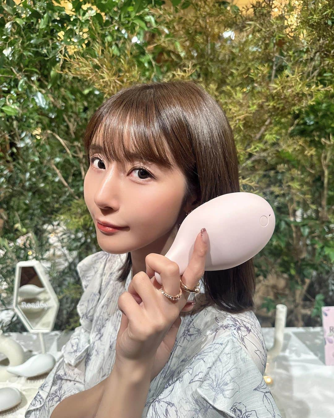 蒼川愛のインスタグラム：「Reset and Detox Brush  ”𝐑𝐞𝐚𝐝𝐞𝐲 -リアデイ-” のローンチパーティーにお邪魔してきました❤︎  「全ての人に外見から内面から、溢れる美しさを。誰もが一瞬にして、自分らしく、美しく、自信を引き寄せる体験を創造できるブラシがあれば🫧」  という想いから誕生したヘアブラシのブランド。  〝 出会いの3分前を魔法の時間に 〟  というコンセプトがとっても素敵なの🧚🏻‍♀️🪄︎︎  髪を毛先まで瞬時にサラサラにしてくれる秘密は、毎分約6000回の音波振動と静電気を抑制する仕組みにあるそう🪞  さらに左右2箇所の出口からマイナスイオンを発生させて、頭皮から毛先までマイナスイオンを届けることで、潤いと纏まりのあるツヤ髪に仕上げてくれる機能まで😳😳😳  使い心地も柔らかくて、頭皮がひんやりリフレッシュされるのと、あっという間に髪がサラサラになってびっくりでした🫶🏻 手のひらにすっぽり収まる形や落ち着いたパステルトーンの色味がどれも可愛くて、お部屋にもお洒落に馴染みそうだなぁと思いました❤︎  初回のキャンペーン予約分は残りわずかみたいなので、気になる方は是非チェックしてみてください🌸  𝐂𝐨𝐥𝐨𝐫 ホワイト、ピンク、パープル グリーン、グレーの5色展開  𝐏𝐫𝐢𝐜𝐞  ¥8,800 (tax in)  #Readey #リアデイ #samanthabeautyproject #出会いの3分前を魔法の時間に」