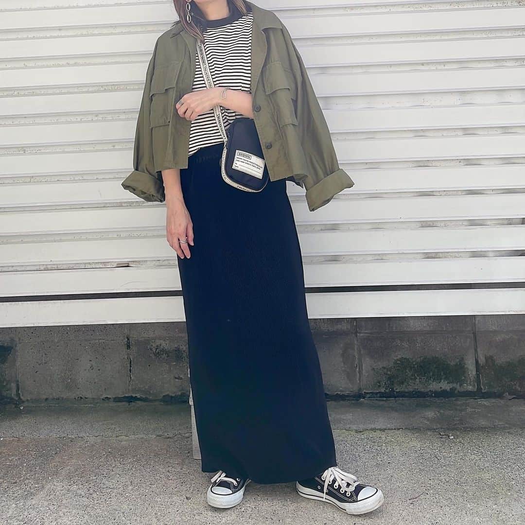 moyooonnのインスタグラム：「. @daily_russet  の 【BROWN THEATRE PRODUCTS別注】 ナイロンスマホショルダー♡  シアターのバッグは大好きで 色々持ってるけど こちらは、 財布とスマホでさっと出かける時に ちょうど良いサイズ感💓 ロゴテープがポイントになるから 無地コーデにも合わせやすい👌🏻  9/4まで 期間限定で10%OFFに✨ チェックしてみてね♡ . . .  #dailyrusset #theatreproducts_dailyrusset #dailyrusset_2023#reca#神戸レタス#低身長コーデ#プチプラファッション#プチプラコーデ」