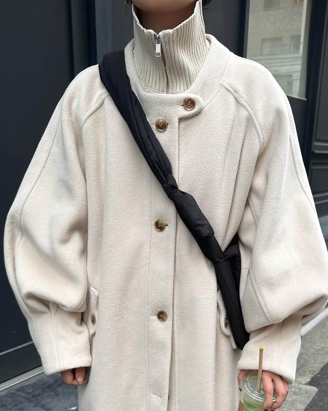 kannnaのインスタグラム：「リアルバイご紹介🤚🏻♡ 1枚目のフォルムみて！ 袖にタックがあることで 袖がたっぽりしてくれる☺️👌🏻  ポケットデザインと首元のデザインが こだわりPOINT✍🏻 あと中にニットも着れるヨ！！」
