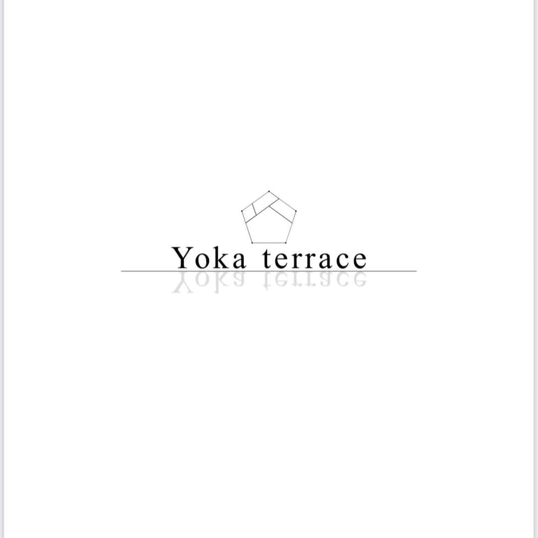 大戸千絵のインスタグラム：「こんばんわ👩🏻‍🍳  久しぶりのYoka teracce @yoka_terrace のお知らせです。  今回はいつも講座×ヨガトレ なのですが、 講座をしつつおすすめのレシピを目の前で作り（デモンストレーション）２種の副菜を試食。レシピ2つ持ち帰れる講座です。  ヨカテラスを実施しながら60人もの方々に会員となってもらいました。毎回、レッスン後に次にどのようなことがしたいのか、みなさんにアンケートをとる中で、多くリクエストのあった【料理教室】。今回はその要素を取り入れた講座にしました。 試食があるので今回は講座前のヨガトレを実施します🧘🧘‍♀️  コンテンツ盛りだくさんになっておりますので是非ご参加くださいね✨  ヨカテラスでは、子連れの参加もオッケー。子供が泣いてもオッケーだし途中退室も問題ありません。  イベントの詳細はこちら（ @hayasaka_maasa ）の投稿をご覧ください。 参加したい方はフォーマットへの応募をお願いします。 ストーリーにてご案内いたします。」